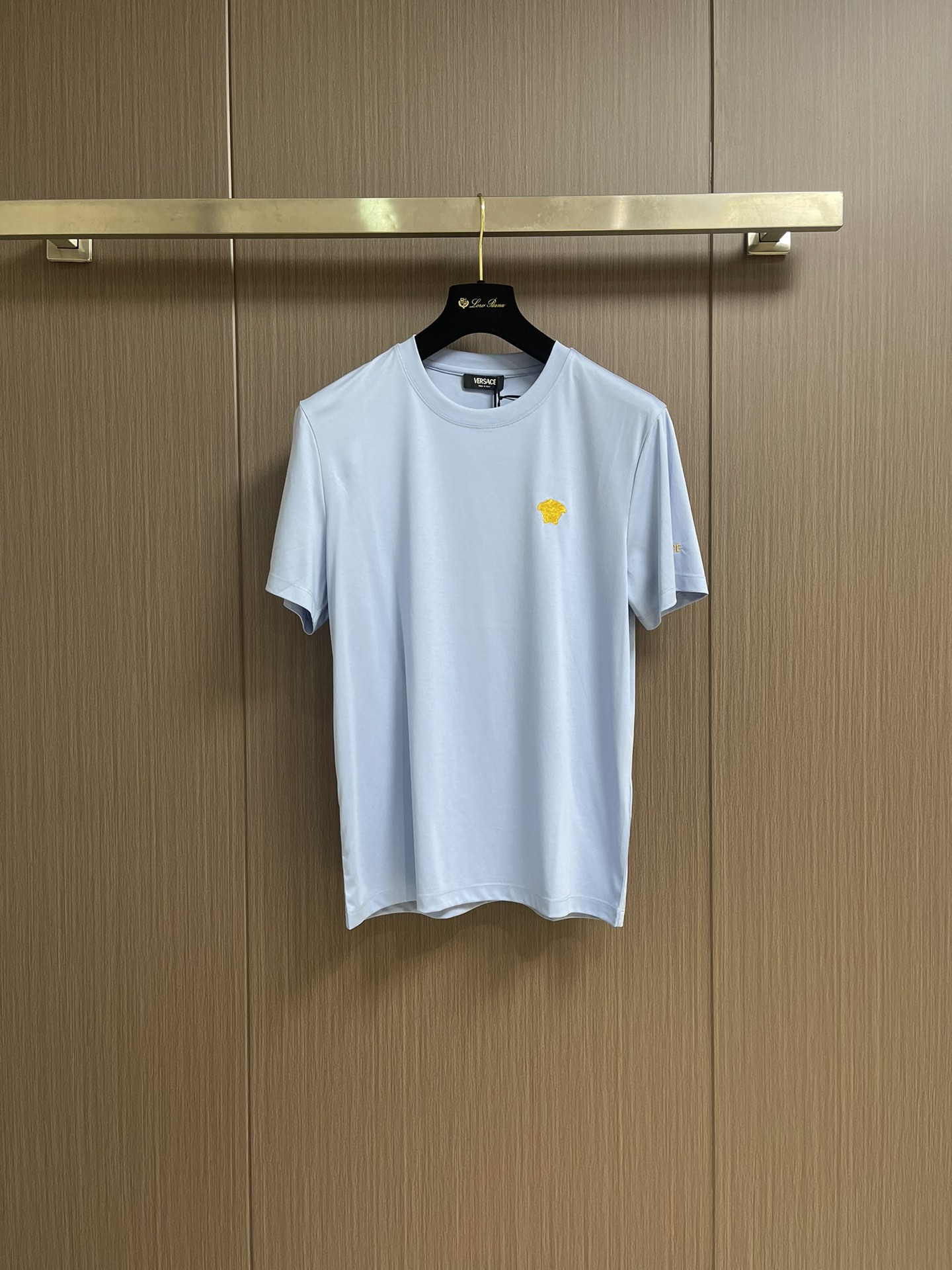 NO:425855,Versace Small Gold Label Embroidered Short-sleeved T-shirt, custom elegant warm-sensing cotton fabric, iconic small gold Label embroidery embroidery embroidery embroidery on the front, Greek mythology Medusa, gold represents the deadly attraction, adds brand recognition, has great visual impact, and a sense of high-end, showing personality. It uses imported machine embroidery technology, and uses advanced computer control systems and precise mechanical components to realize the versace Small Gold Label embroidery operation. Size M-3XL, versace, versace, T-shirt, tees, t-shirt, alexander wang19860909versace 范思哲小金标刺绣短袖T恤,定制雅致温感棉面料,标志性小金标刺绣点缀正面,希腊神话中的蛇妖美杜莎,金色代表着致命的吸引力,增添品牌辨识度,极具视觉冲击力,高级感扑面而来,彰显个性风采.采用进口机刺绣工艺,使用先进的计算机控制系统和精密的机械部件,实现versace 小金标刺绣作业.尺码M-3XL,,versace,versace,T-shirt,tees，t-shirt,alexander wang,Men's clothing