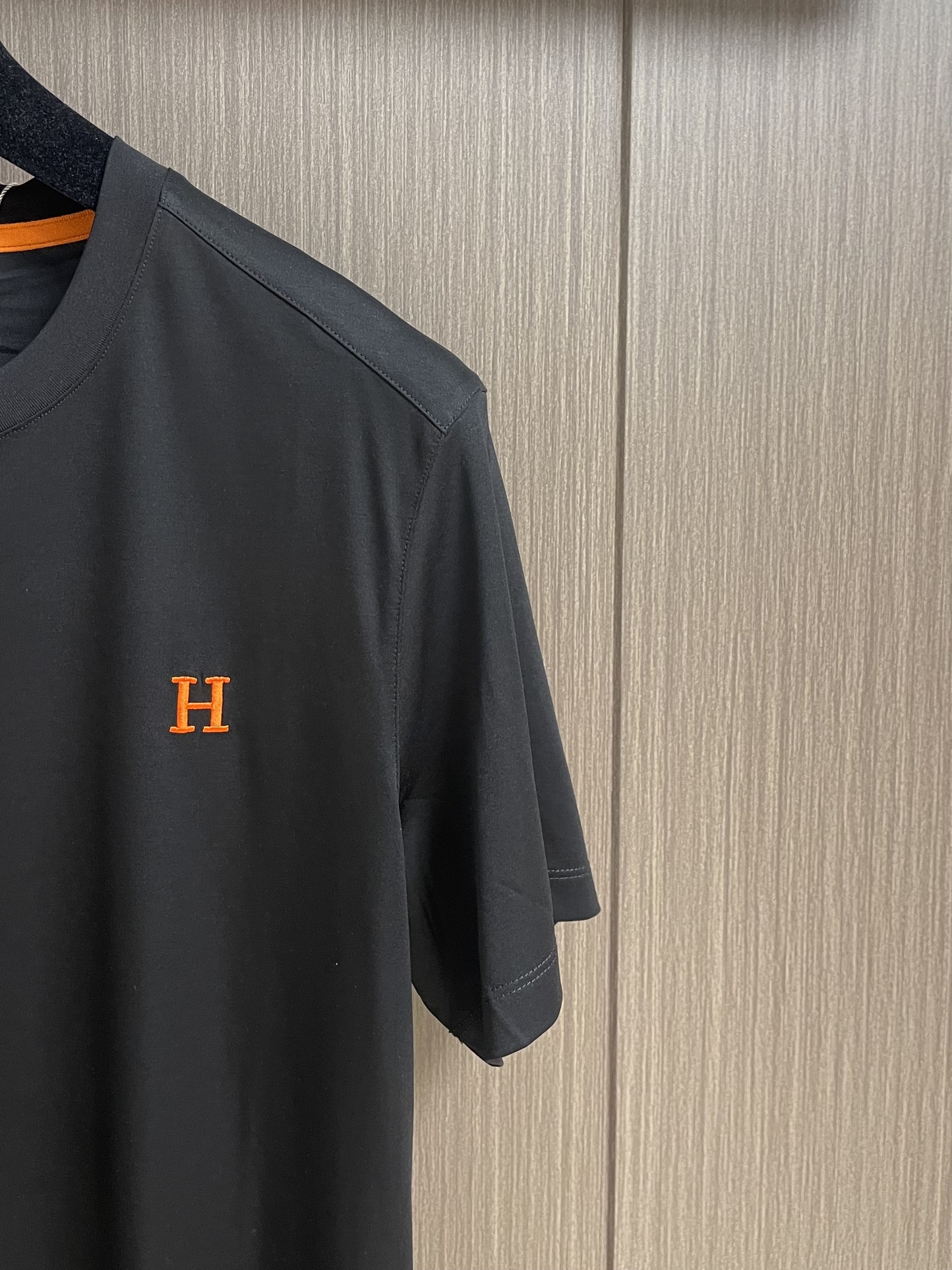 
hermes 2025ss春夏新款 H线条立体绣标短袖T恤，法式微宽松裁剪版型，高精细的奢华品质，轻奢