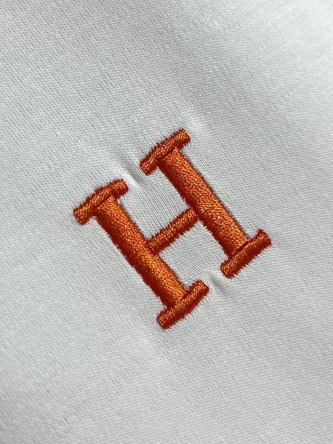 
hermes 2025ss春夏新款 H线条立体绣标短袖T恤，法式微宽松裁剪版型，高精细的奢华品质，轻奢