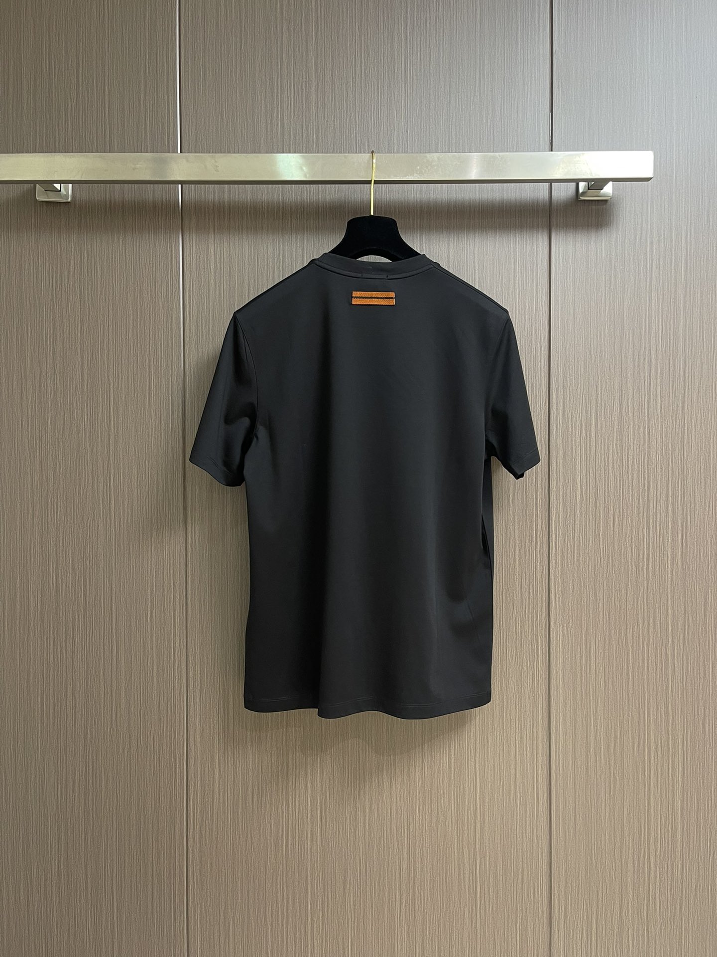 
Zegna 经典微标Logo刺绣短袖圆领 T 恤，包领口设计令经典单品更显精致考究。前胸微标饰有zeg