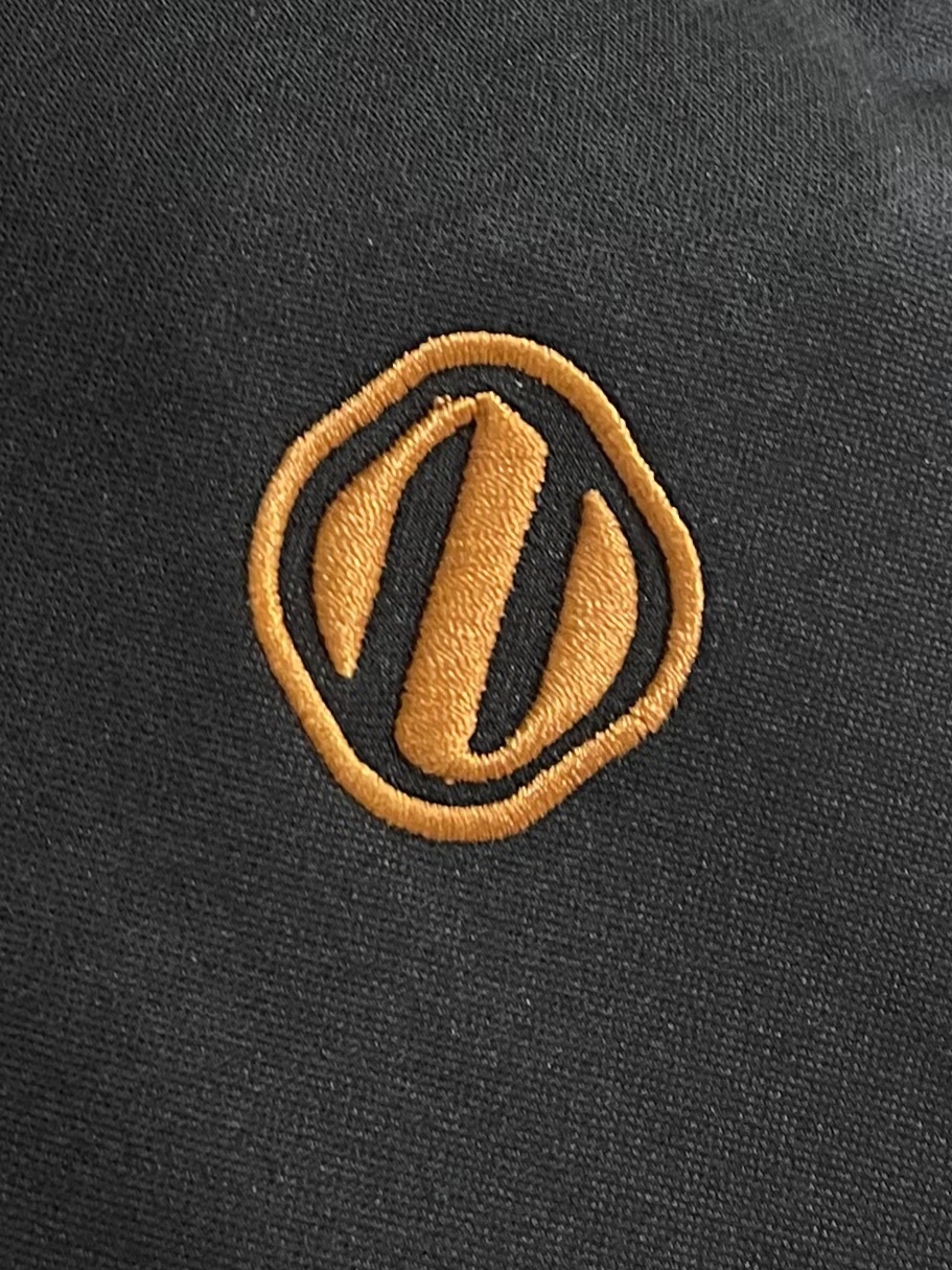 
Zegna 经典微标Logo刺绣短袖圆领 T 恤，包领口设计令经典单品更显精致考究。前胸微标饰有zeg
