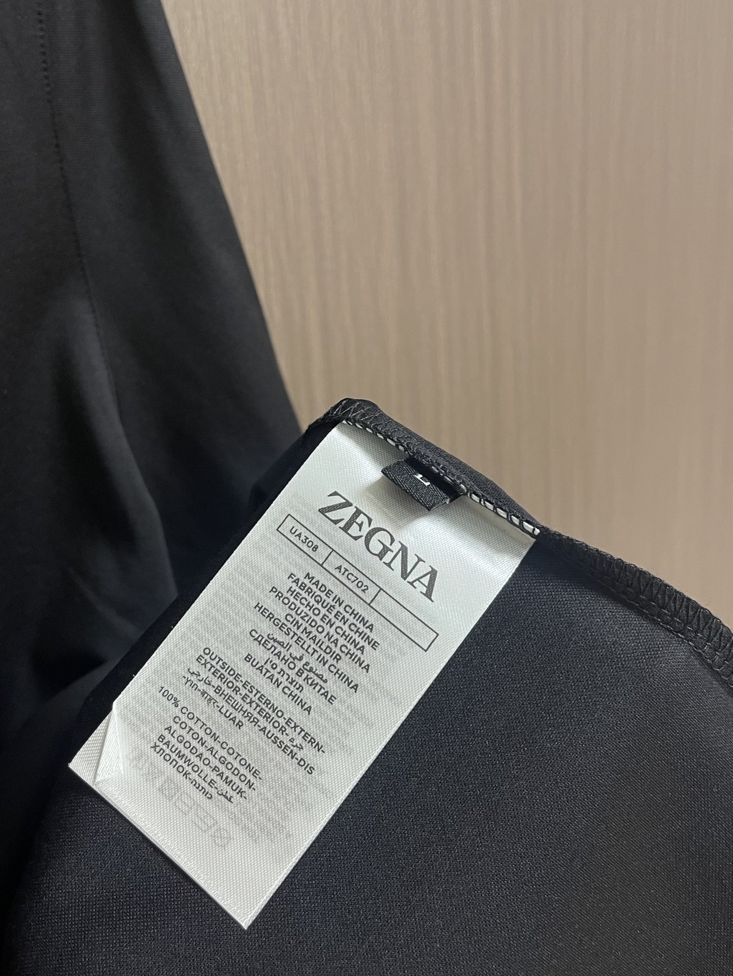 
Zegna 经典微标Logo刺绣短袖圆领 T 恤，包领口设计令经典单品更显精致考究。前胸微标饰有zeg