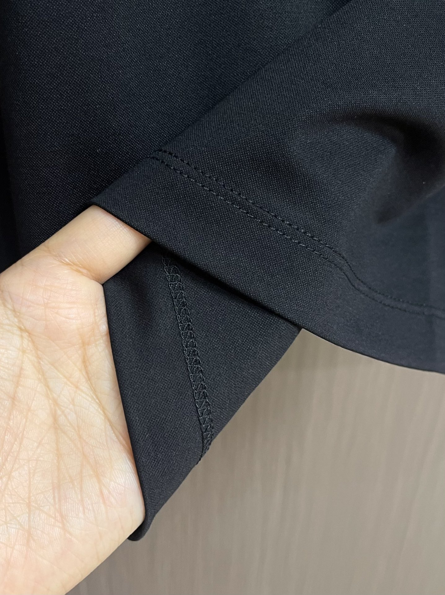 
Zegna 经典微标Logo刺绣短袖圆领 T 恤，包领口设计令经典单品更显精致考究。前胸微标饰有zeg