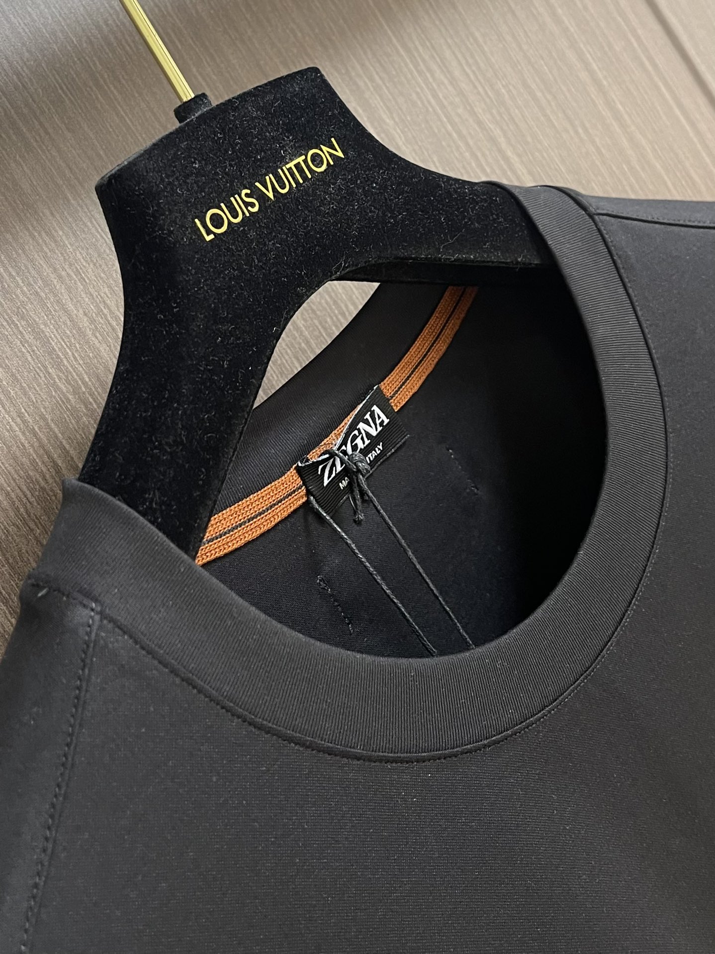 
Zegna 经典微标Logo刺绣短袖圆领 T 恤，包领口设计令经典单品更显精致考究。前胸微标饰有zeg