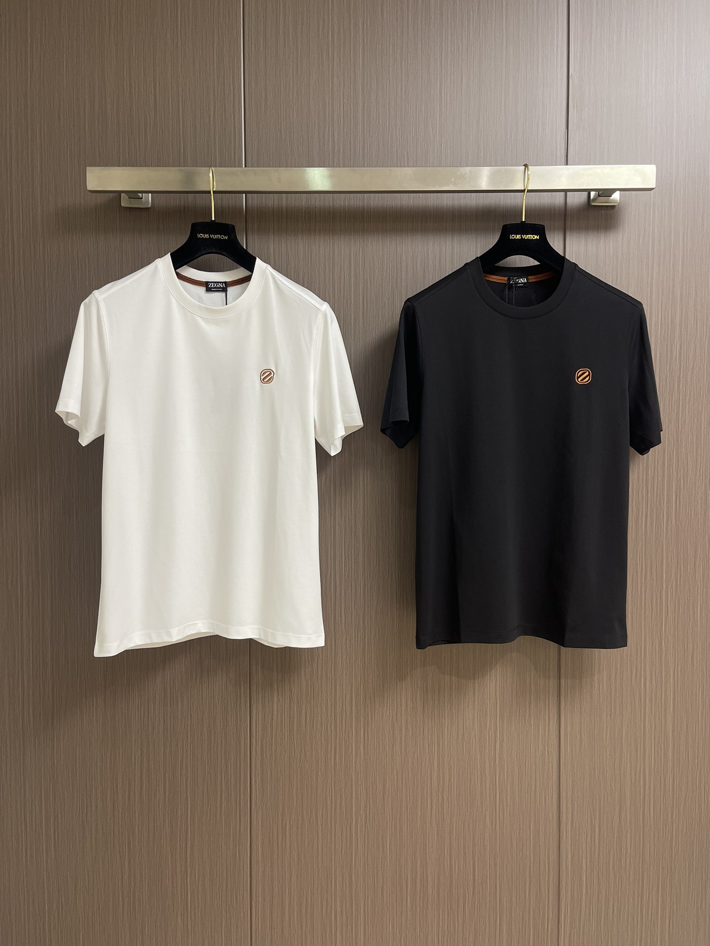 
Zegna 经典微标Logo刺绣短袖圆领 T 恤，包领口设计令经典单品更显精致考究。前胸微标饰有zeg