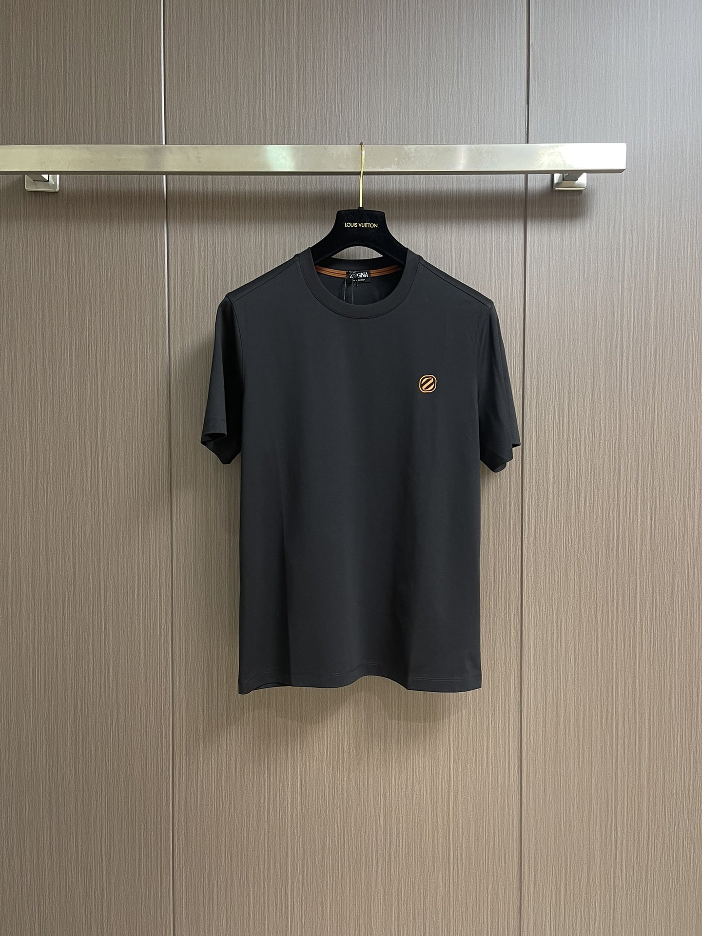 
Zegna 经典微标Logo刺绣短袖圆领 T 恤，包领口设计令经典单品更显精致考究。前胸微标饰有zeg
