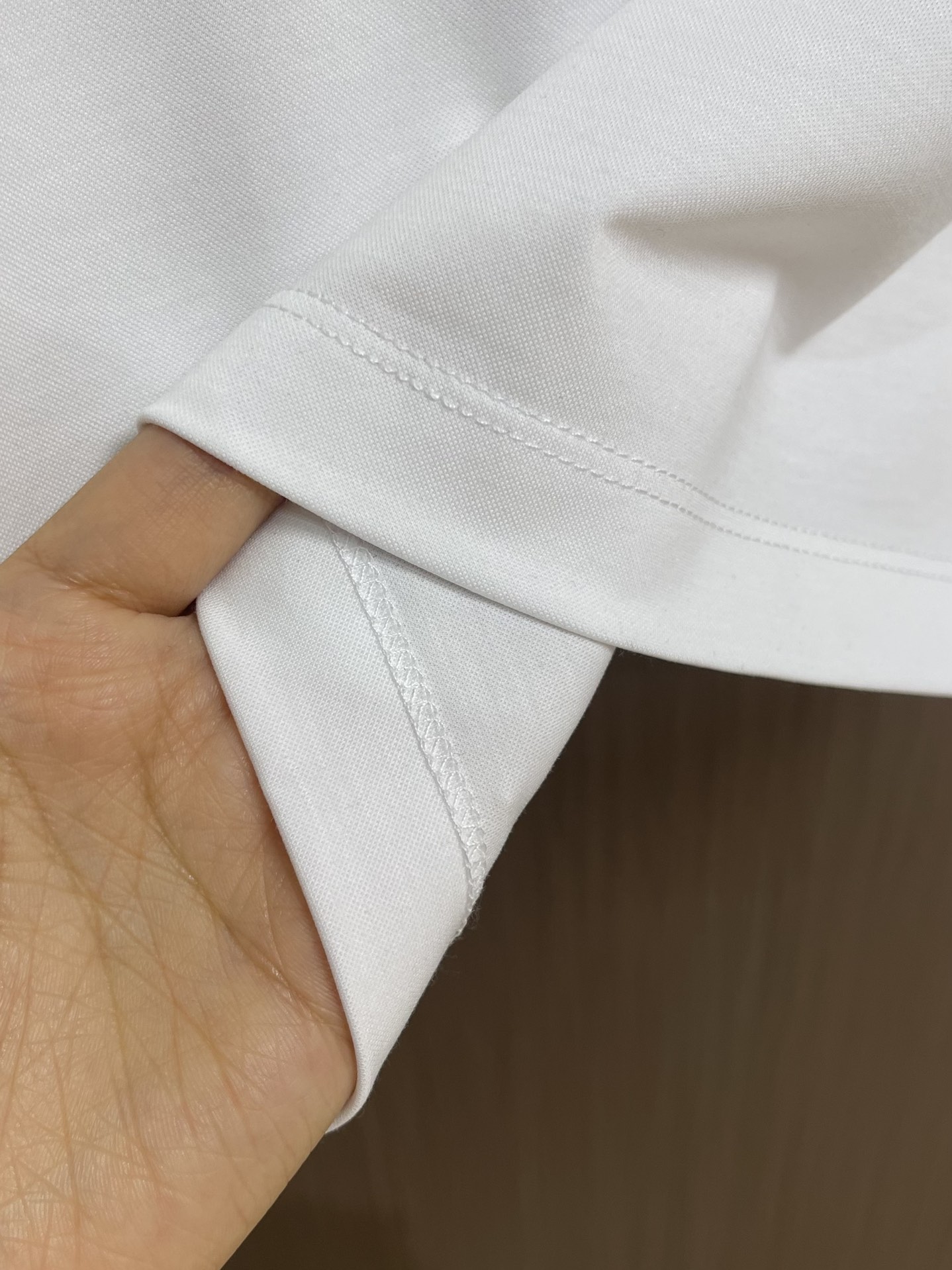 
Zegna 经典微标Logo刺绣短袖圆领 T 恤，包领口设计令经典单品更显精致考究。前胸微标饰有zeg