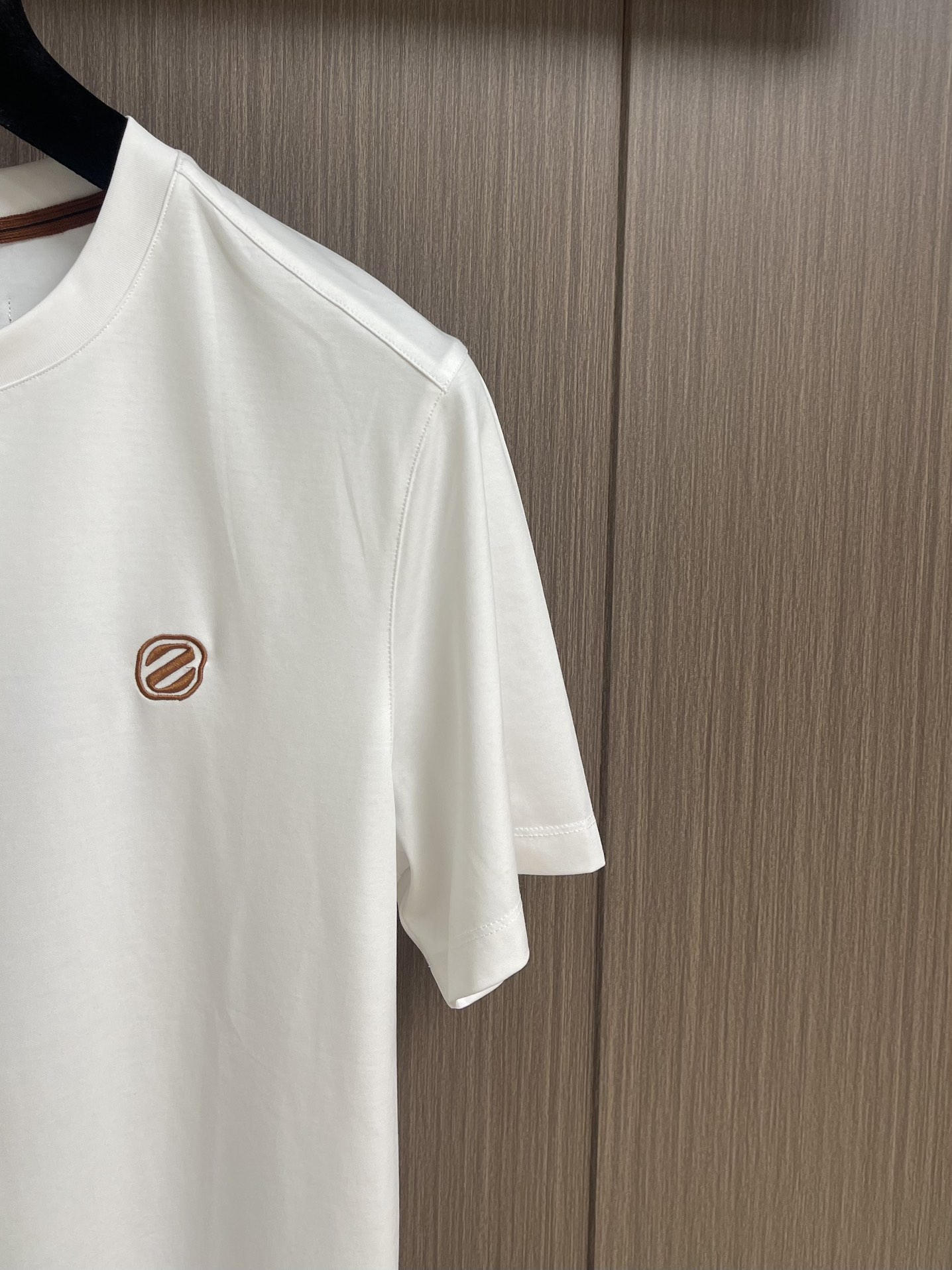 
Zegna 经典微标Logo刺绣短袖圆领 T 恤，包领口设计令经典单品更显精致考究。前胸微标饰有zeg