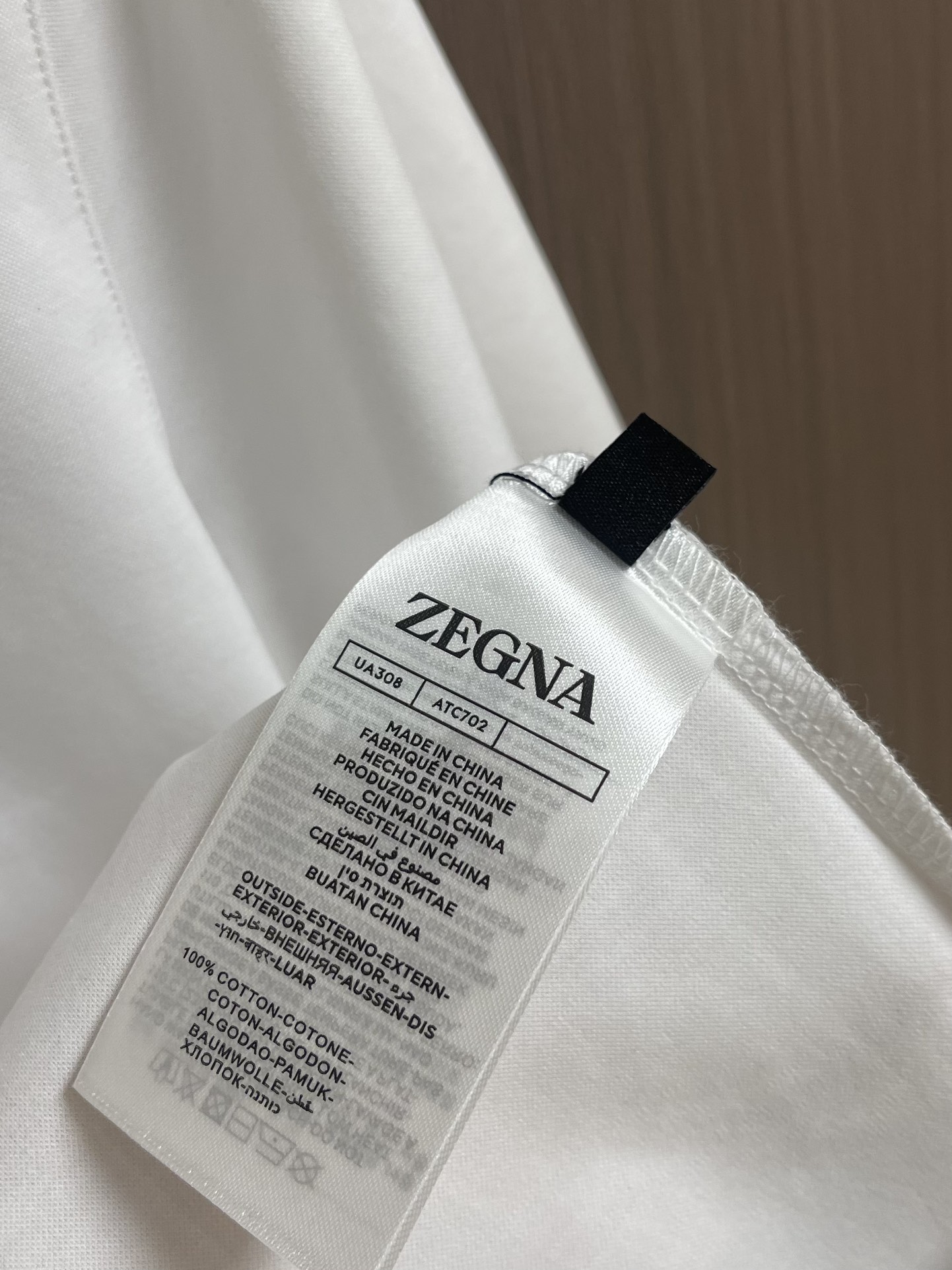
Zegna 经典微标Logo刺绣短袖圆领 T 恤，包领口设计令经典单品更显精致考究。前胸微标饰有zeg