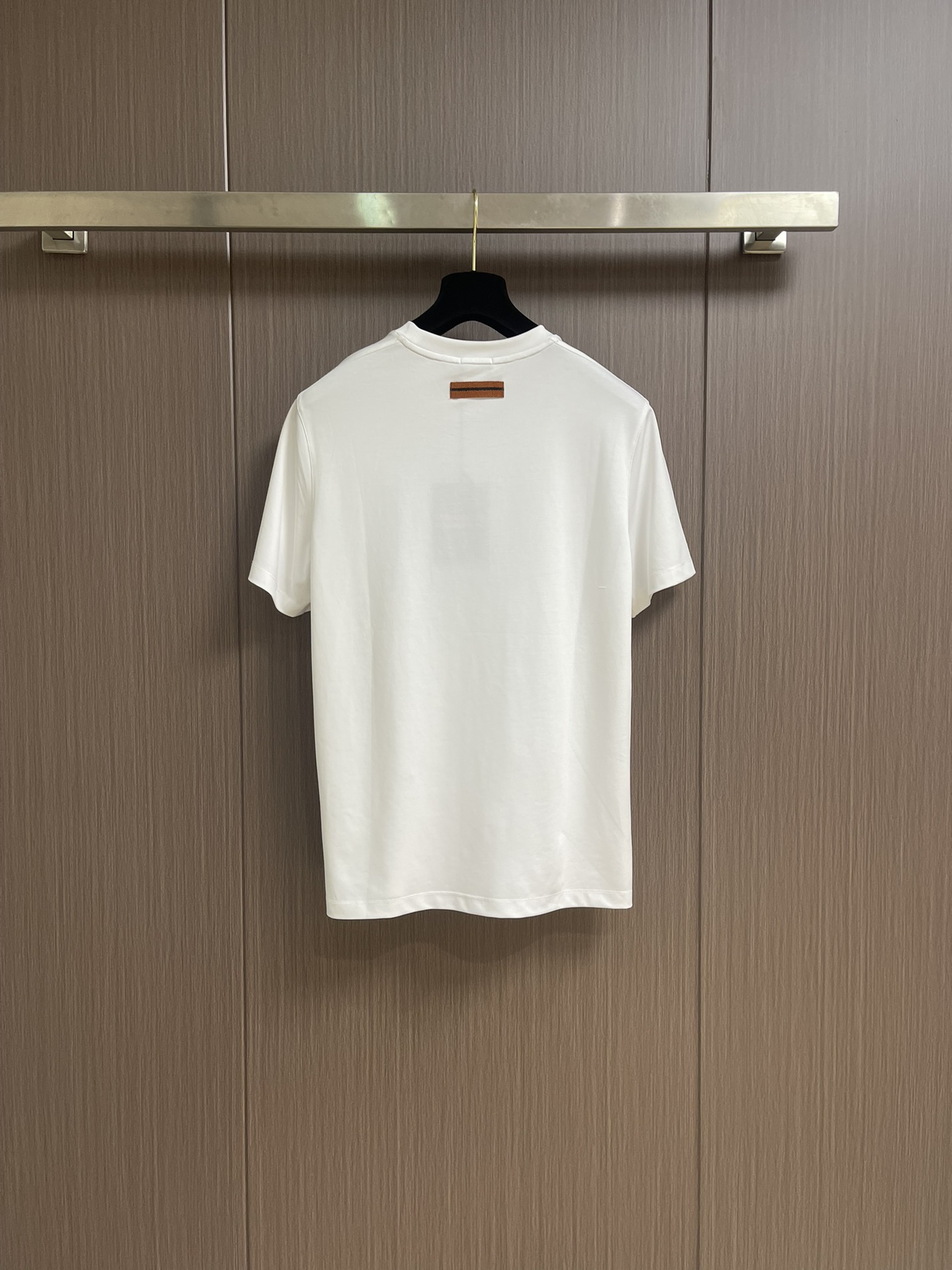 
Zegna 经典微标Logo刺绣短袖圆领 T 恤，包领口设计令经典单品更显精致考究。前胸微标饰有zeg
