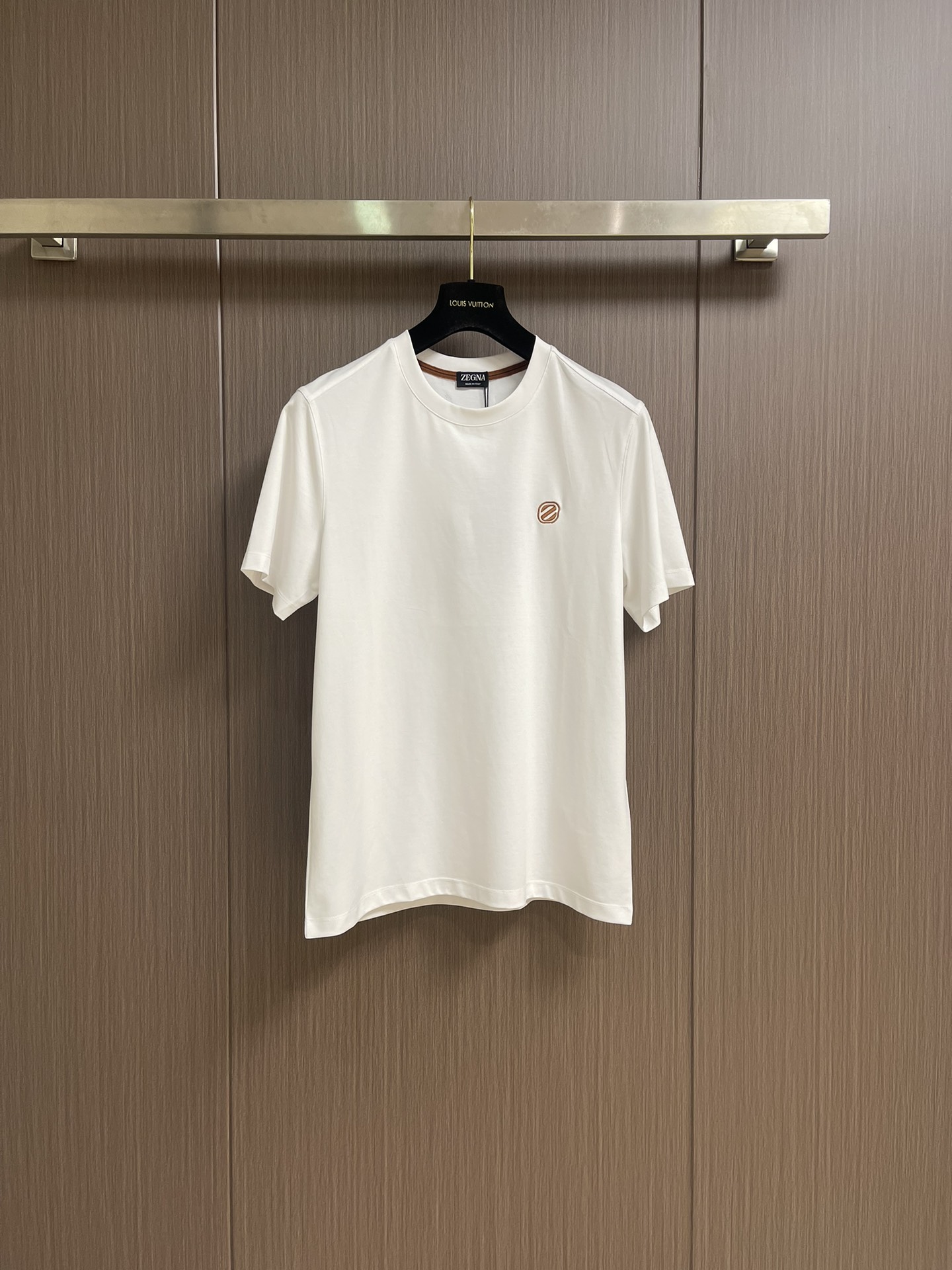 
Zegna 经典微标Logo刺绣短袖圆领 T 恤，包领口设计令经典单品更显精致考究。前胸微标饰有zeg