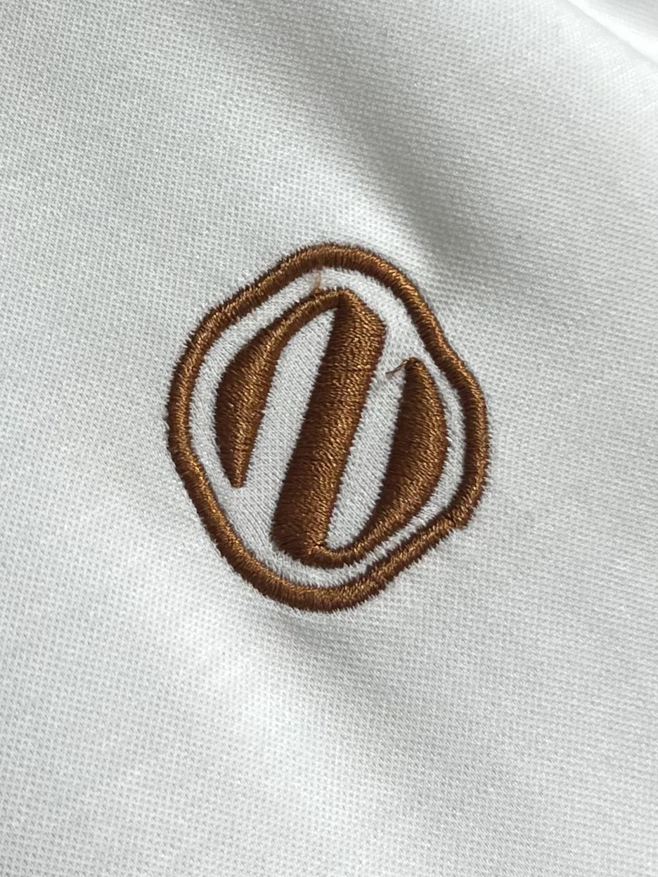 
Zegna 经典微标Logo刺绣短袖圆领 T 恤，包领口设计令经典单品更显精致考究。前胸微标饰有zeg