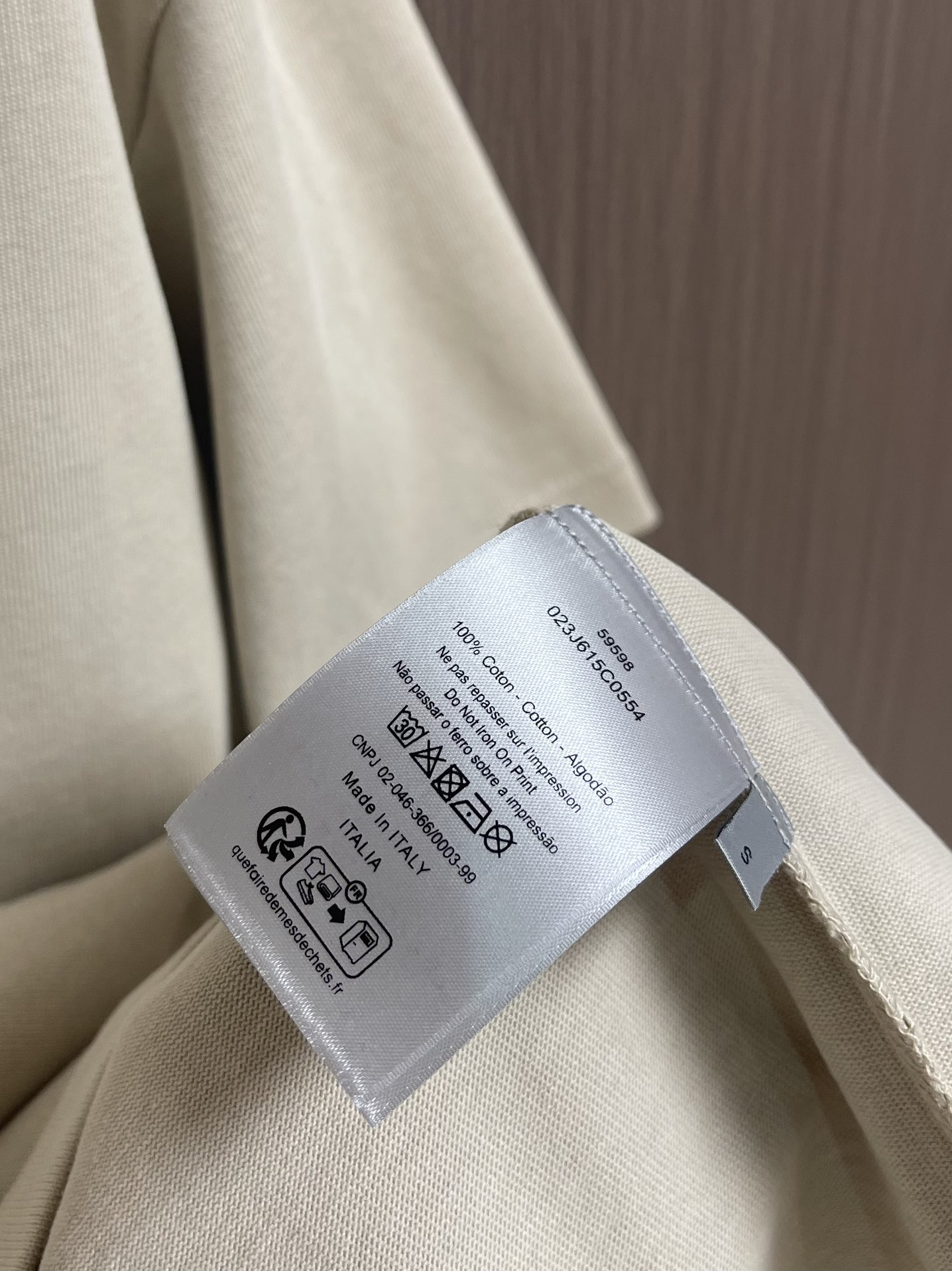 整套
Dior 2025ss新款限定猫咪标识短袖T恤短裤套装，采用定制棉质平纹面料，透气舒适，胸前饰以镂