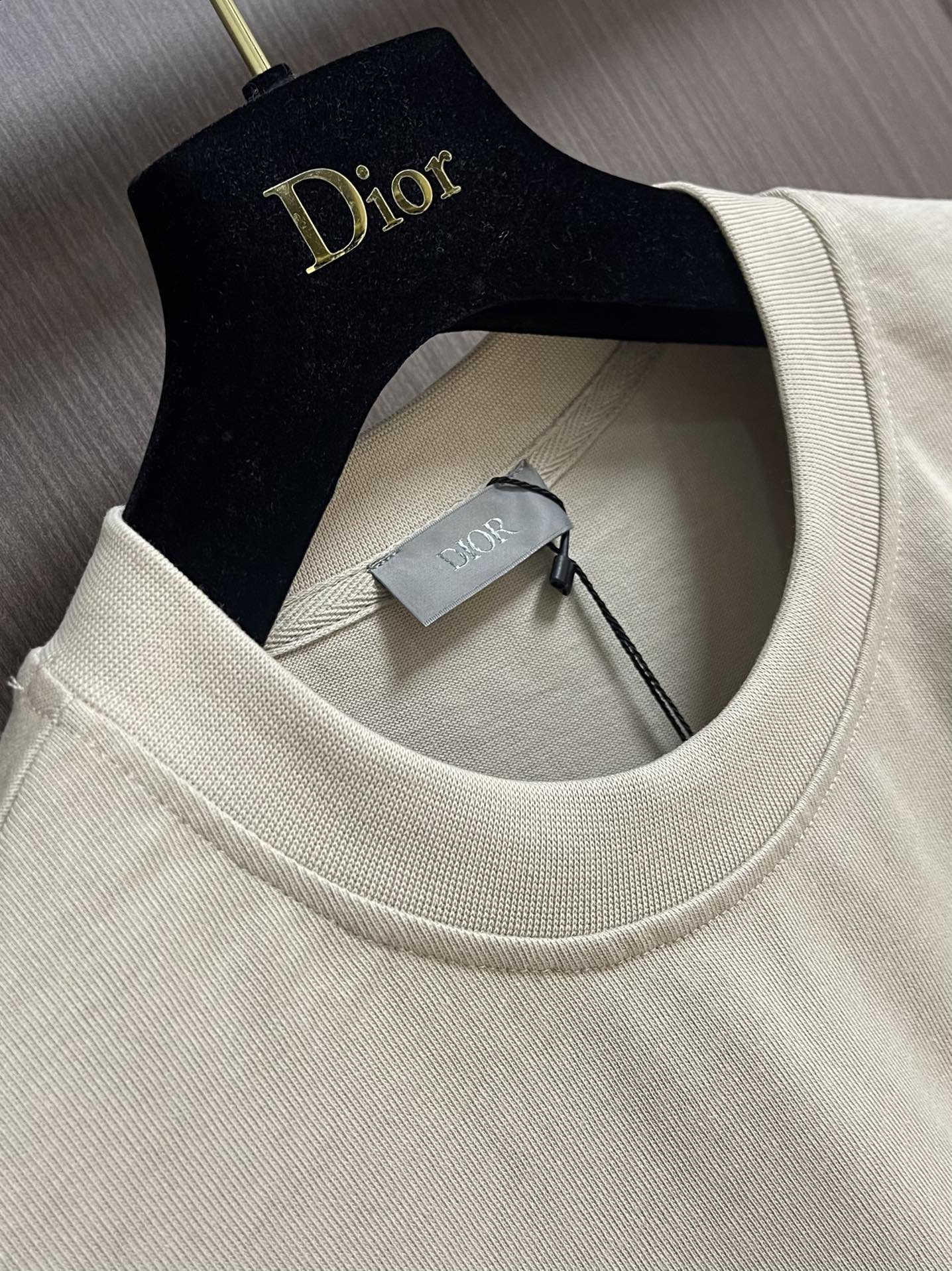 整套
Dior 2025ss新款限定猫咪标识短袖T恤短裤套装，采用定制棉质平纹面料，透气舒适，胸前饰以镂
