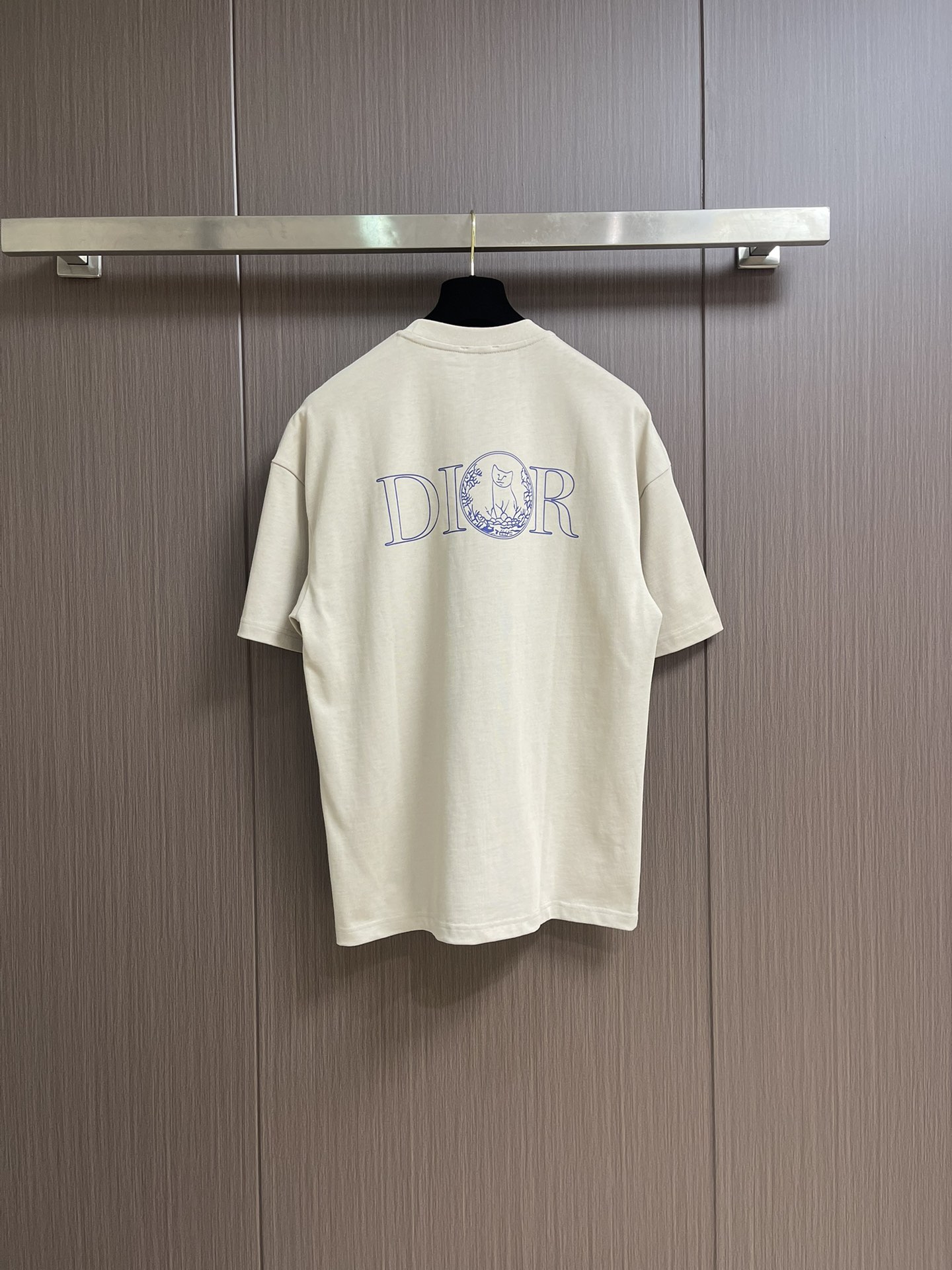 整套
Dior 2025ss新款限定猫咪标识短袖T恤短裤套装，采用定制棉质平纹面料，透气舒适，胸前饰以镂