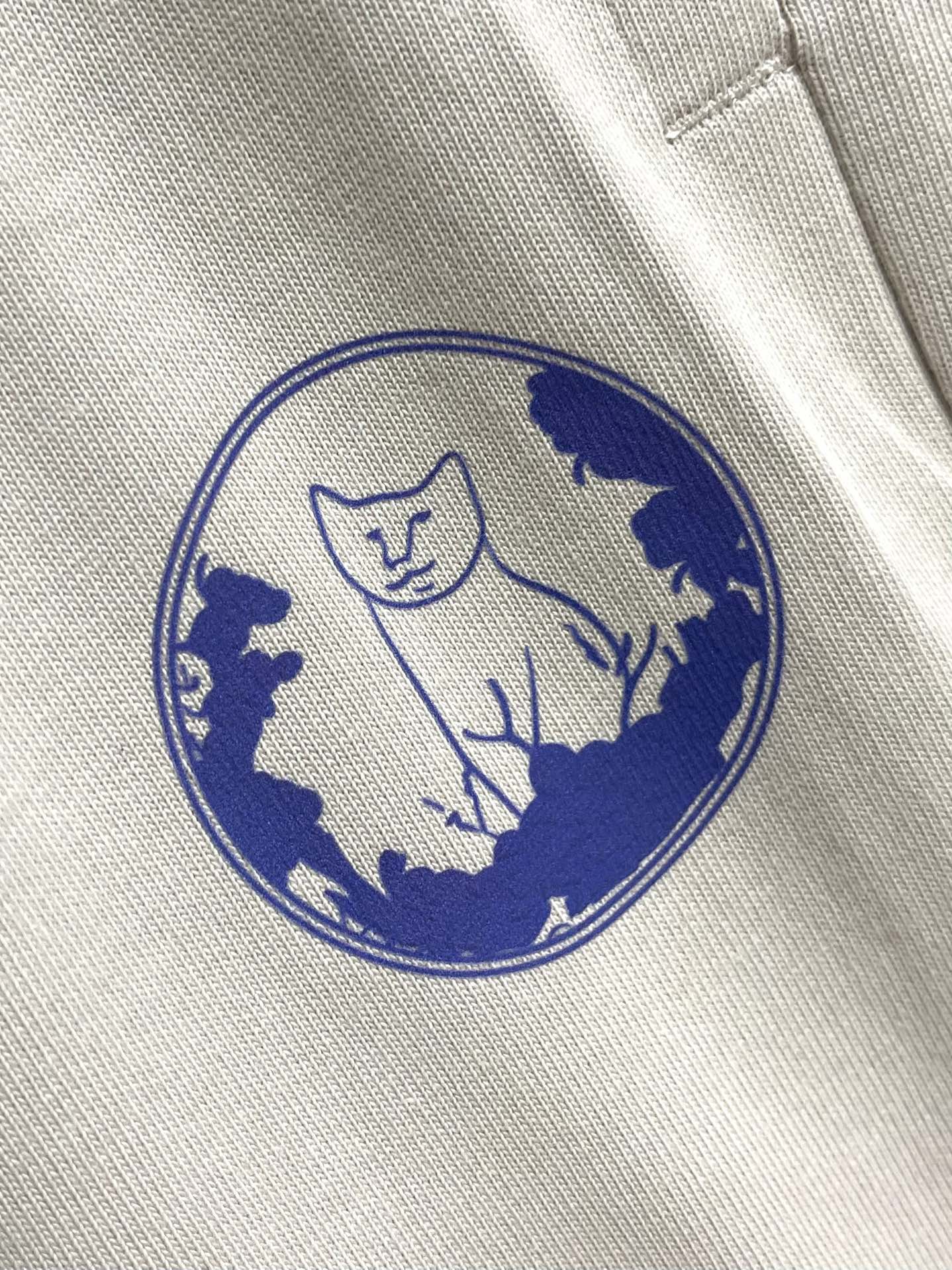 整套
Dior 2025ss新款限定猫咪标识短袖T恤短裤套装，采用定制棉质平纹面料，透气舒适，胸前饰以镂