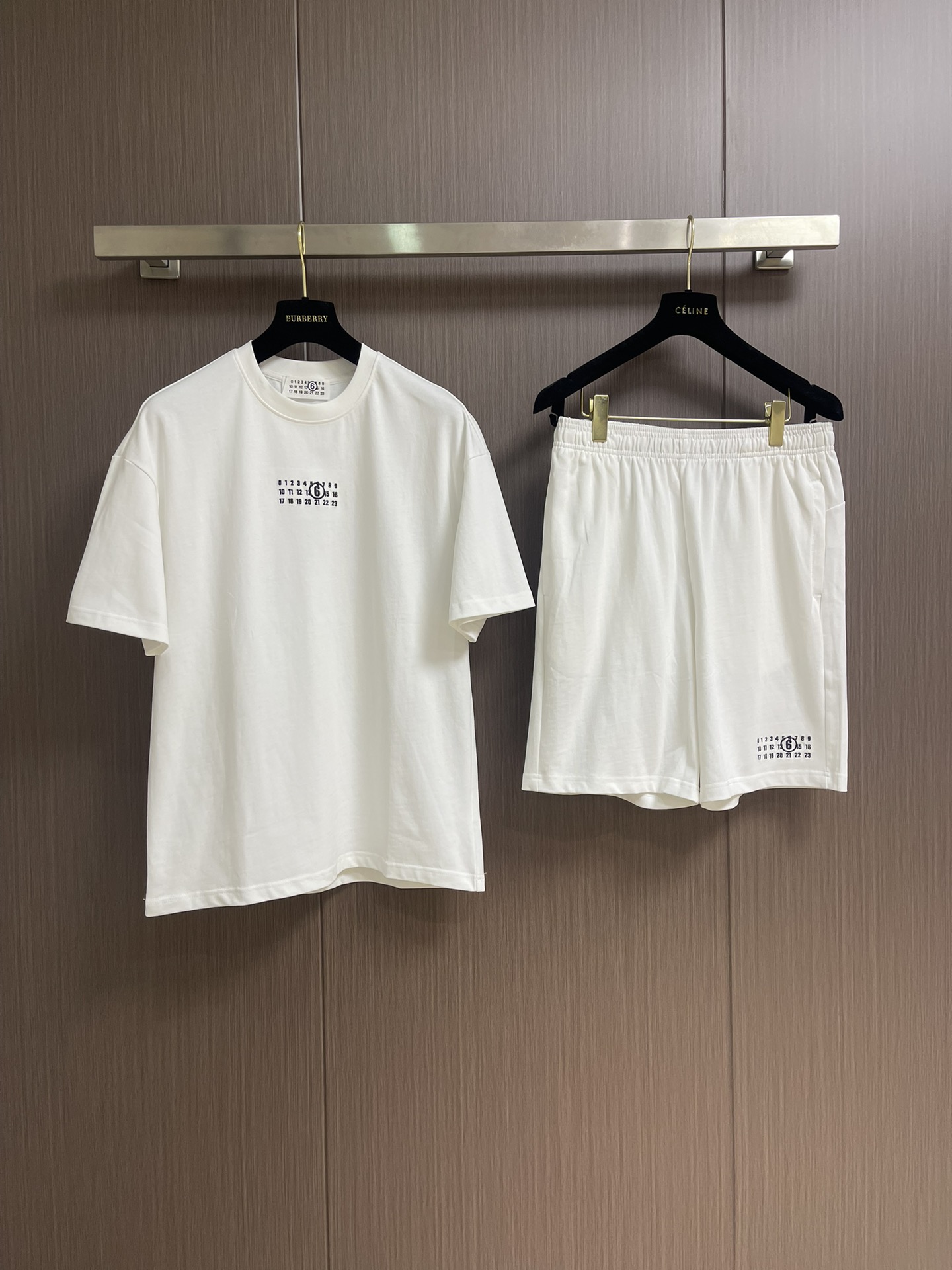 整套
MM6 Maison Margiela 刺绣标识短袖T恤短裤套装，定制高密柔绒单面针织料，采用进口