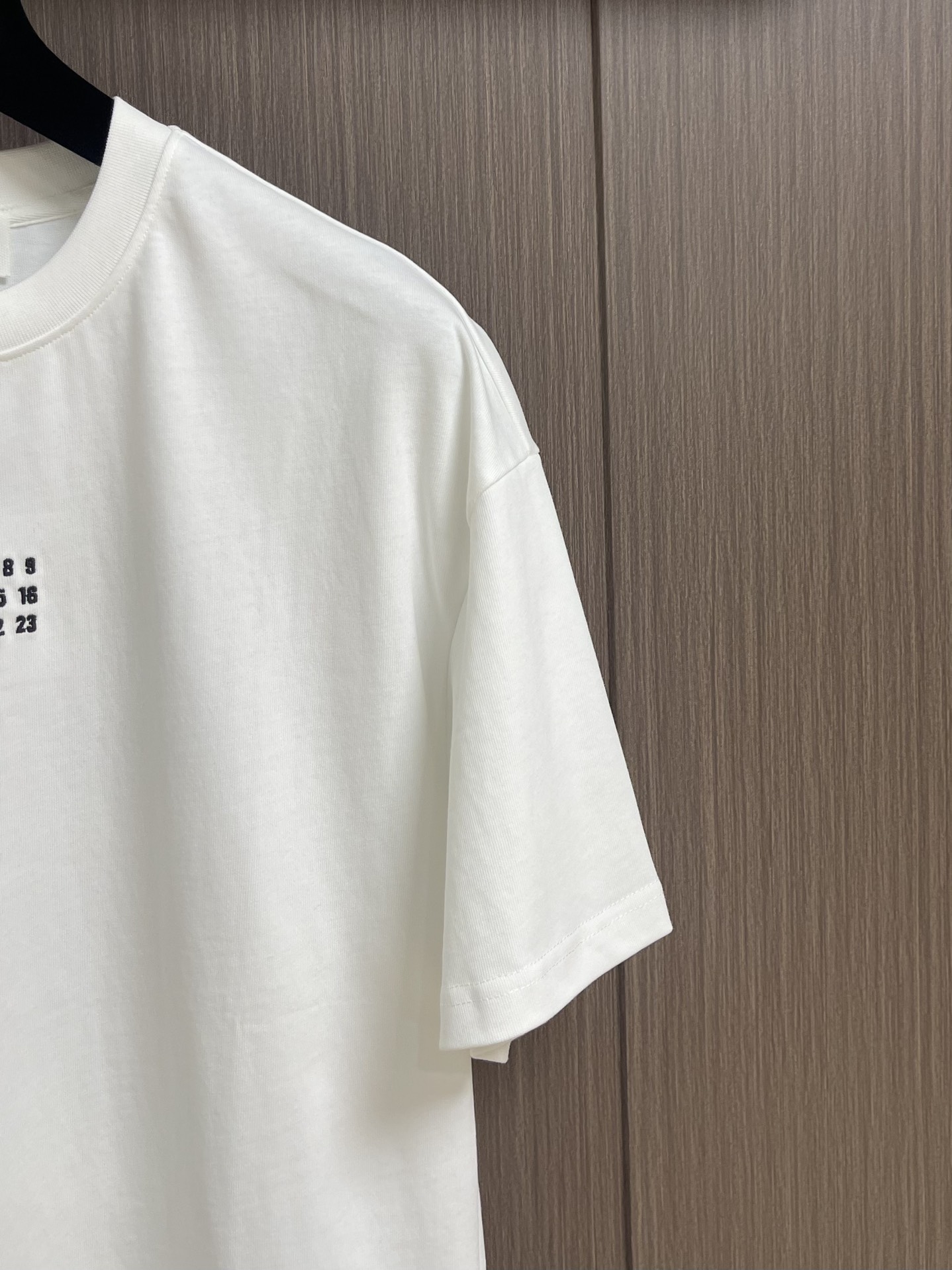 整套
MM6 Maison Margiela 刺绣标识短袖T恤短裤套装，定制高密柔绒单面针织料，采用进口