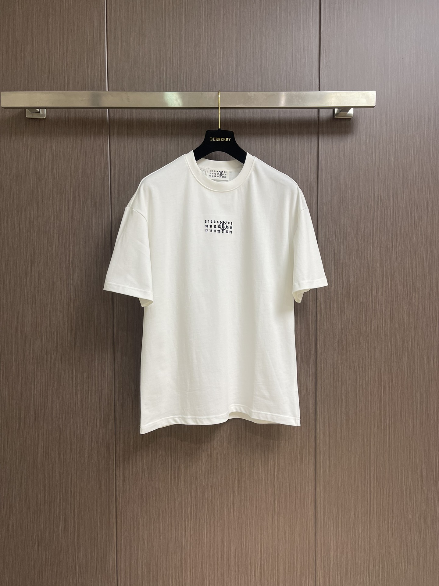 整套
MM6 Maison Margiela 刺绣标识短袖T恤短裤套装，定制高密柔绒单面针织料，采用进口