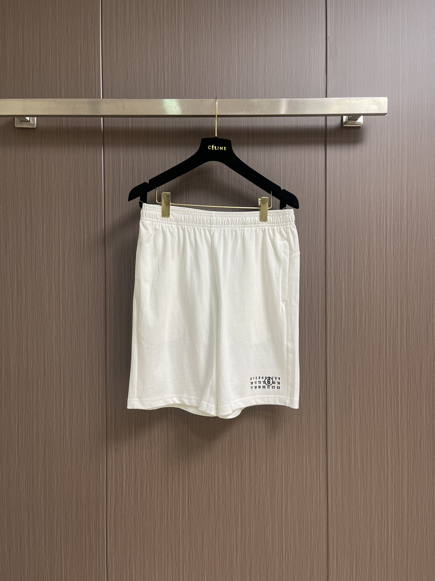 整套
MM6 Maison Margiela 刺绣标识短袖T恤短裤套装，定制高密柔绒单面针织料，采用进口