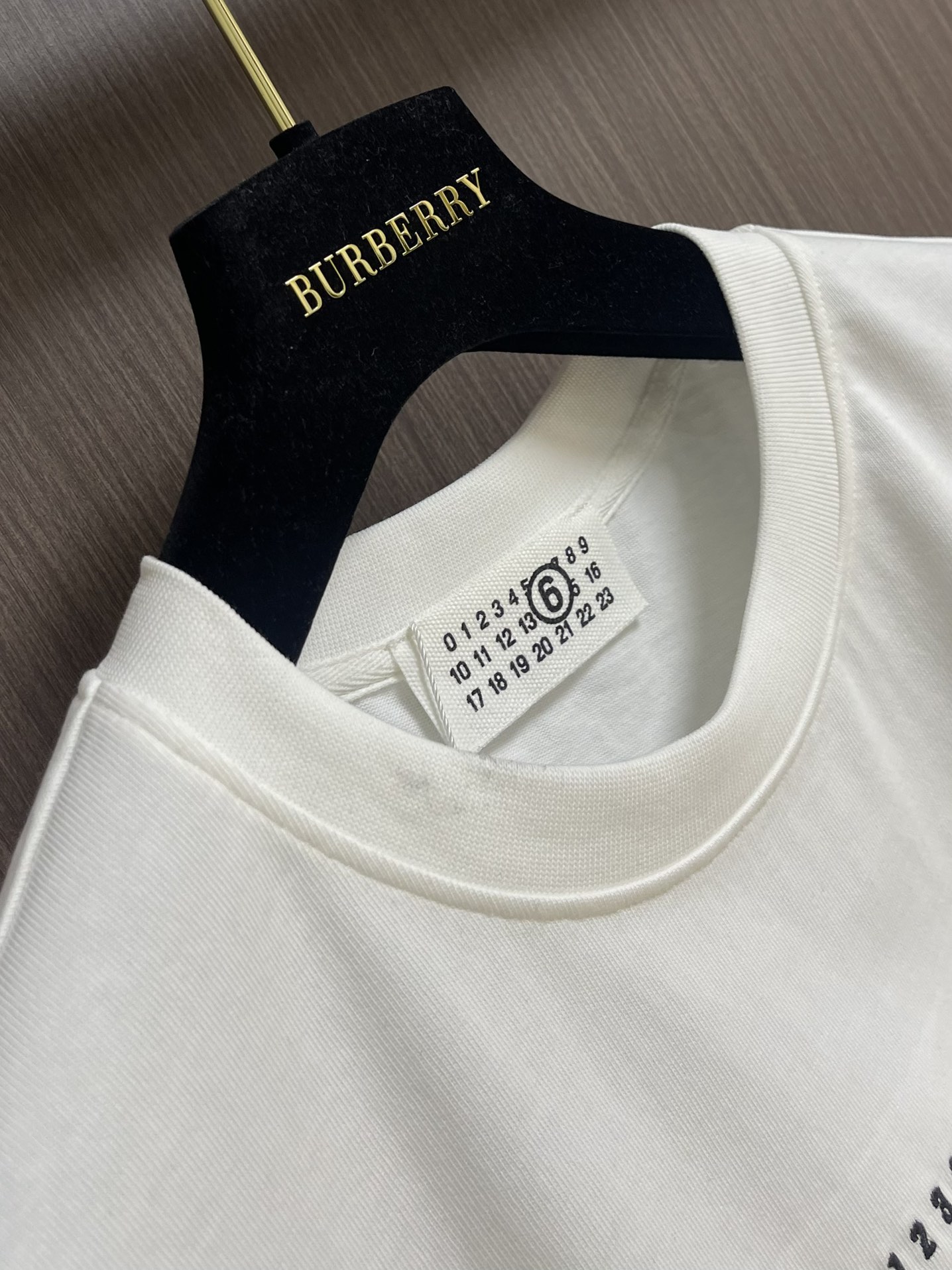 整套
MM6 Maison Margiela 刺绣标识短袖T恤短裤套装，定制高密柔绒单面针织料，采用进口