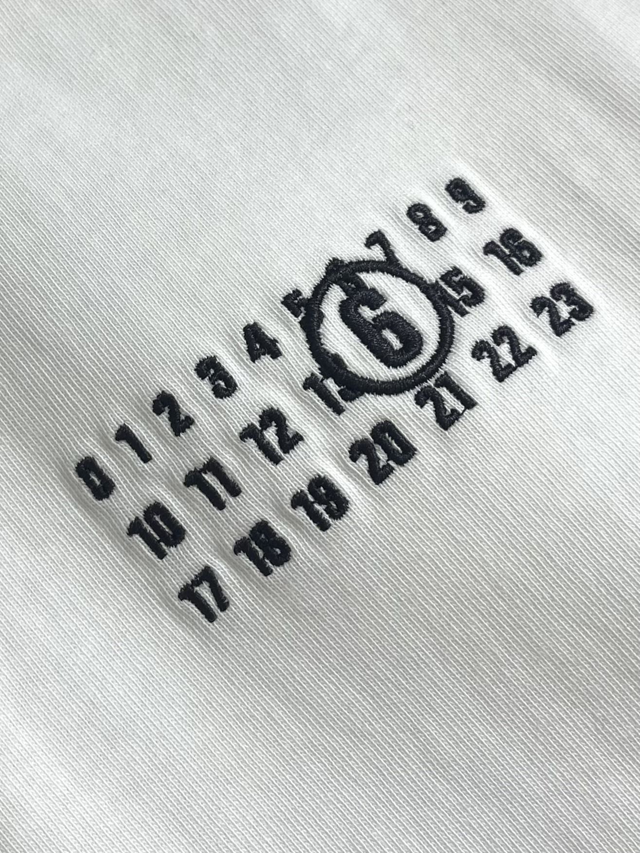 整套
MM6 Maison Margiela 刺绣标识短袖T恤短裤套装，定制高密柔绒单面针织料，采用进口