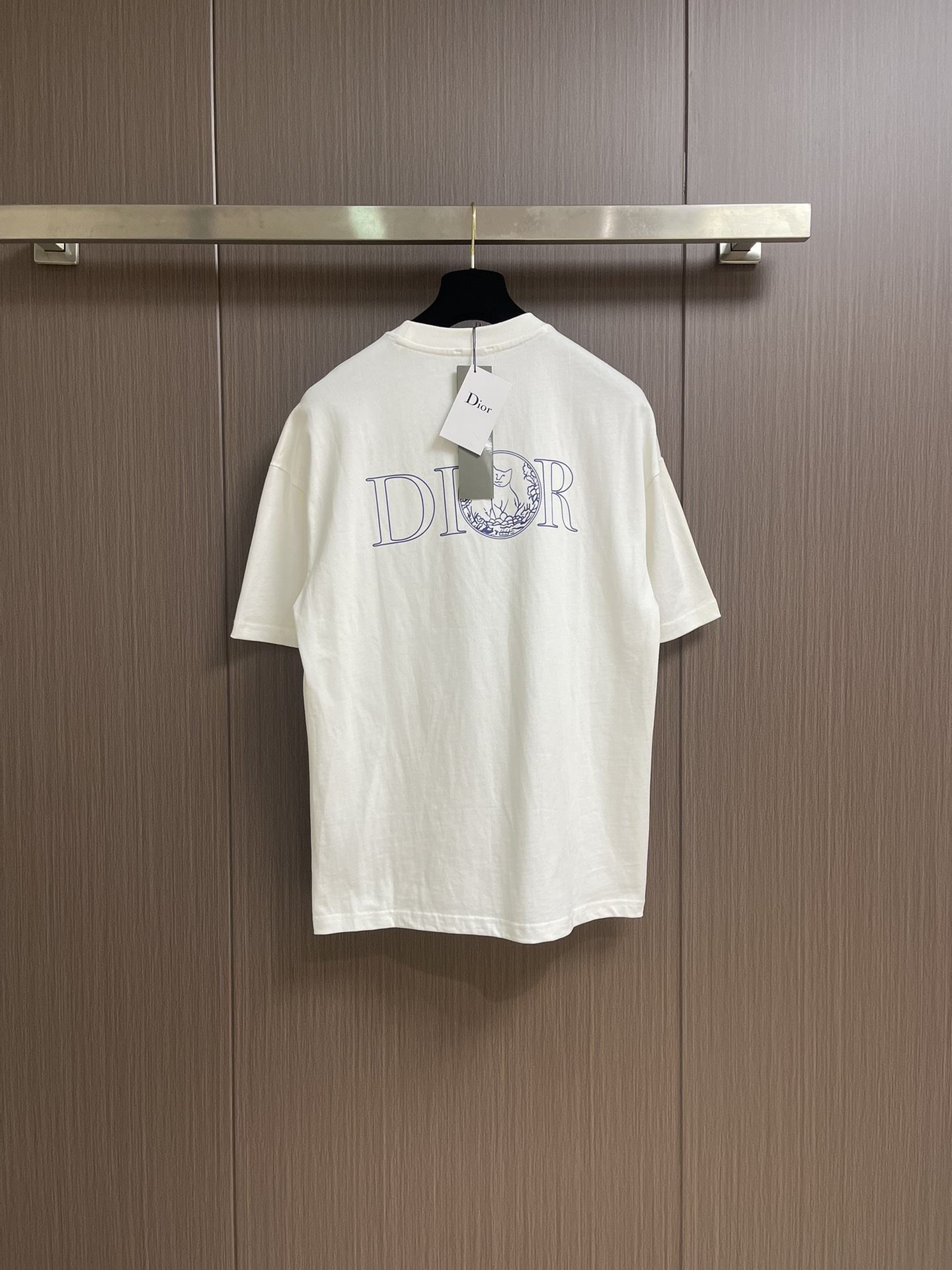 整套
Dior 2025ss新款限定猫咪标识短袖T恤短裤套装，采用定制棉质平纹面料，透气舒适，胸前饰以镂