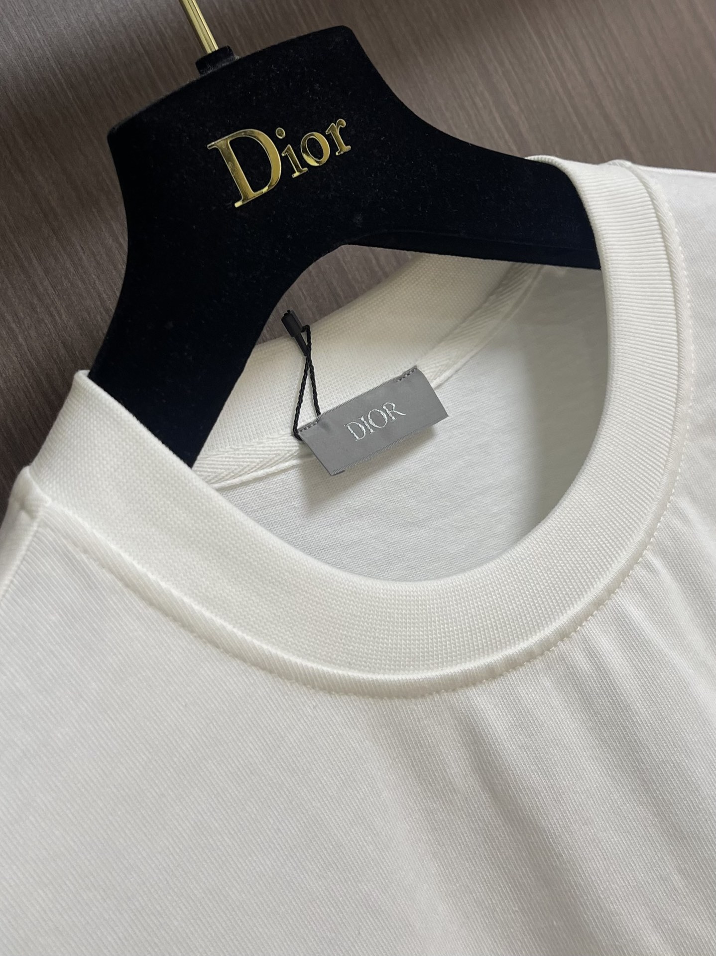 整套
Dior 2025ss新款限定猫咪标识短袖T恤短裤套装，采用定制棉质平纹面料，透气舒适，胸前饰以镂