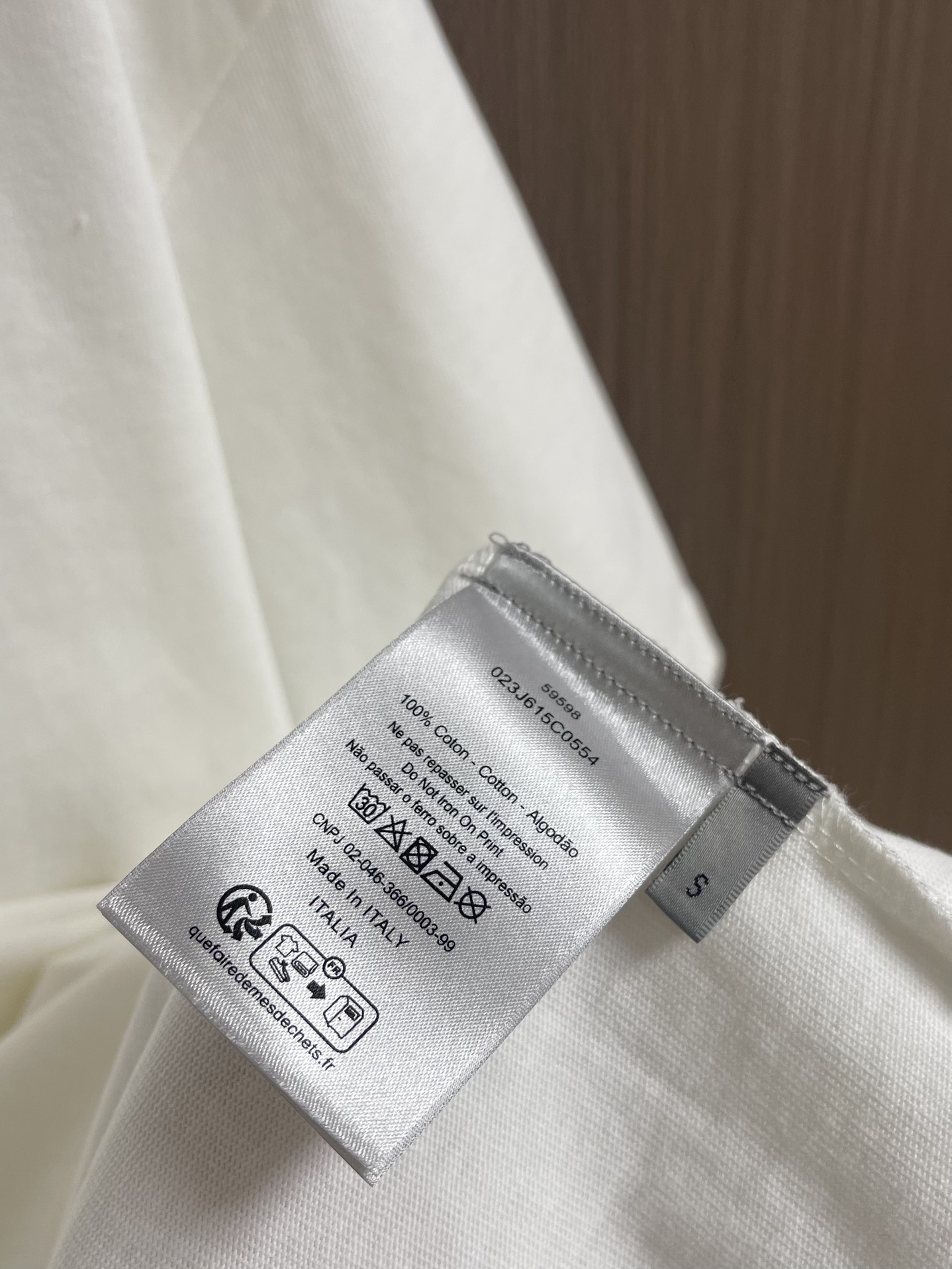 整套
Dior 2025ss新款限定猫咪标识短袖T恤短裤套装，采用定制棉质平纹面料，透气舒适，胸前饰以镂