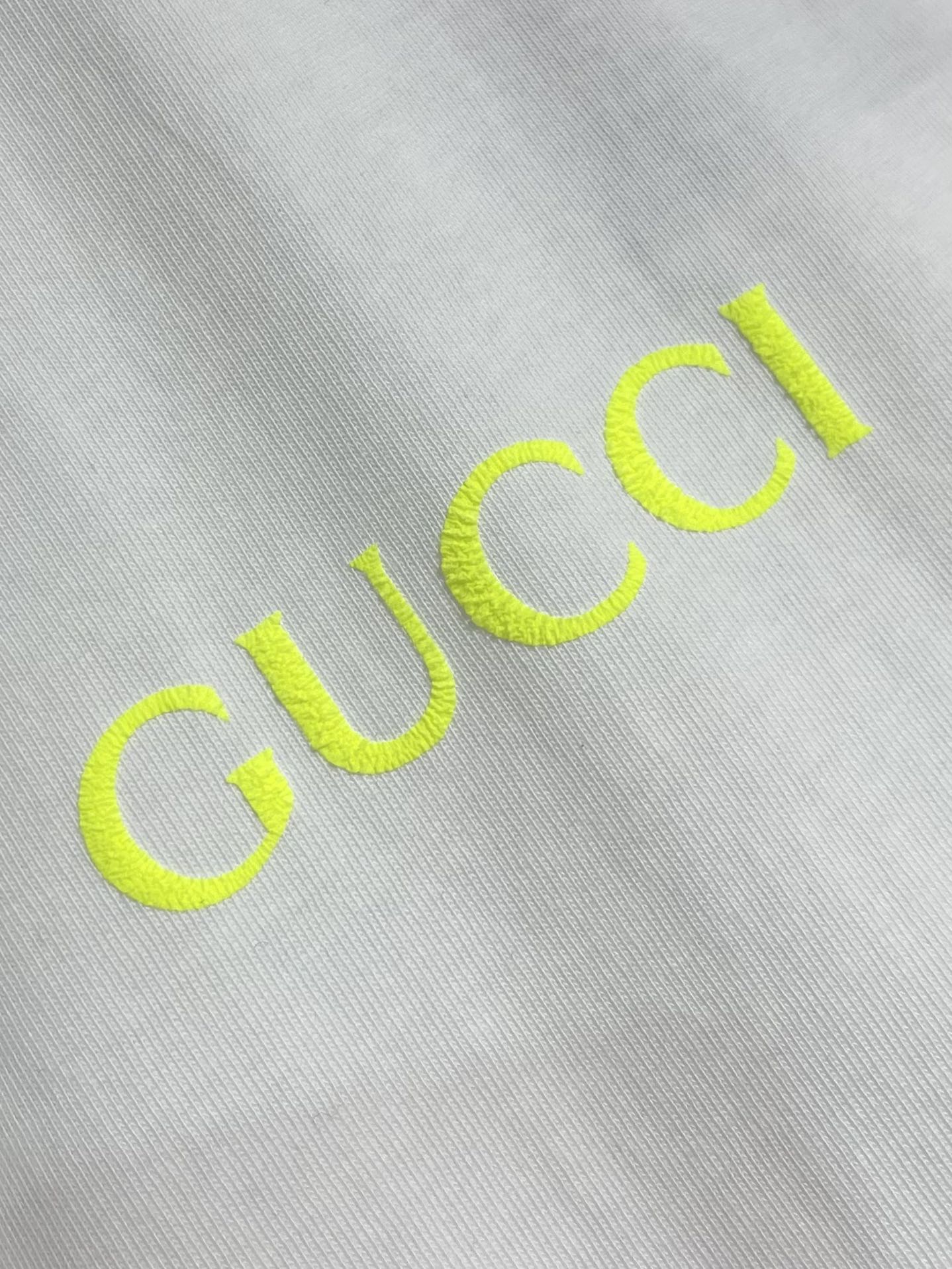 Gucci 2025 Early Spring Series Surfing Print T-Shirt & Short Set 9 i1750438332 7493 6