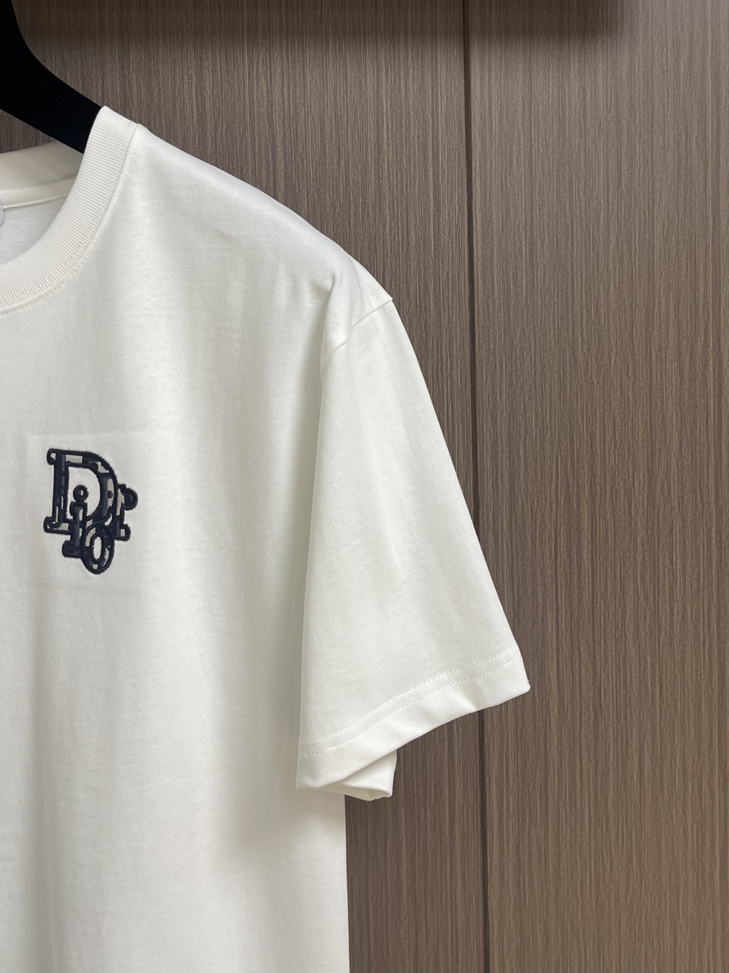 
Dior 经典款 280克高密度短袖T恤 logo标识精密刺绣，男女同款 采用进口定制定染面料上身舒适