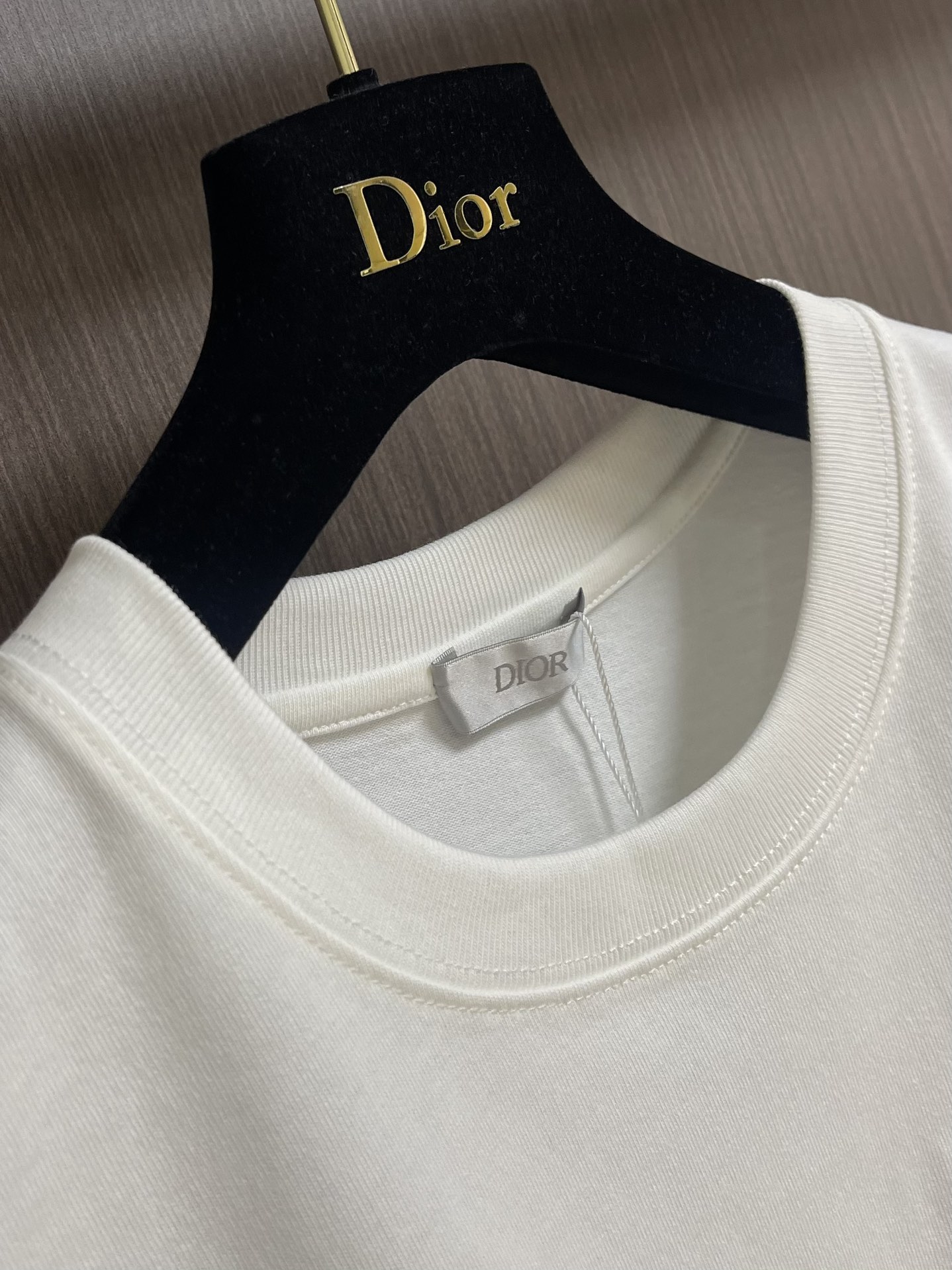 
Dior 经典款 280克高密度短袖T恤 logo标识精密刺绣，男女同款 采用进口定制定染面料上身舒适