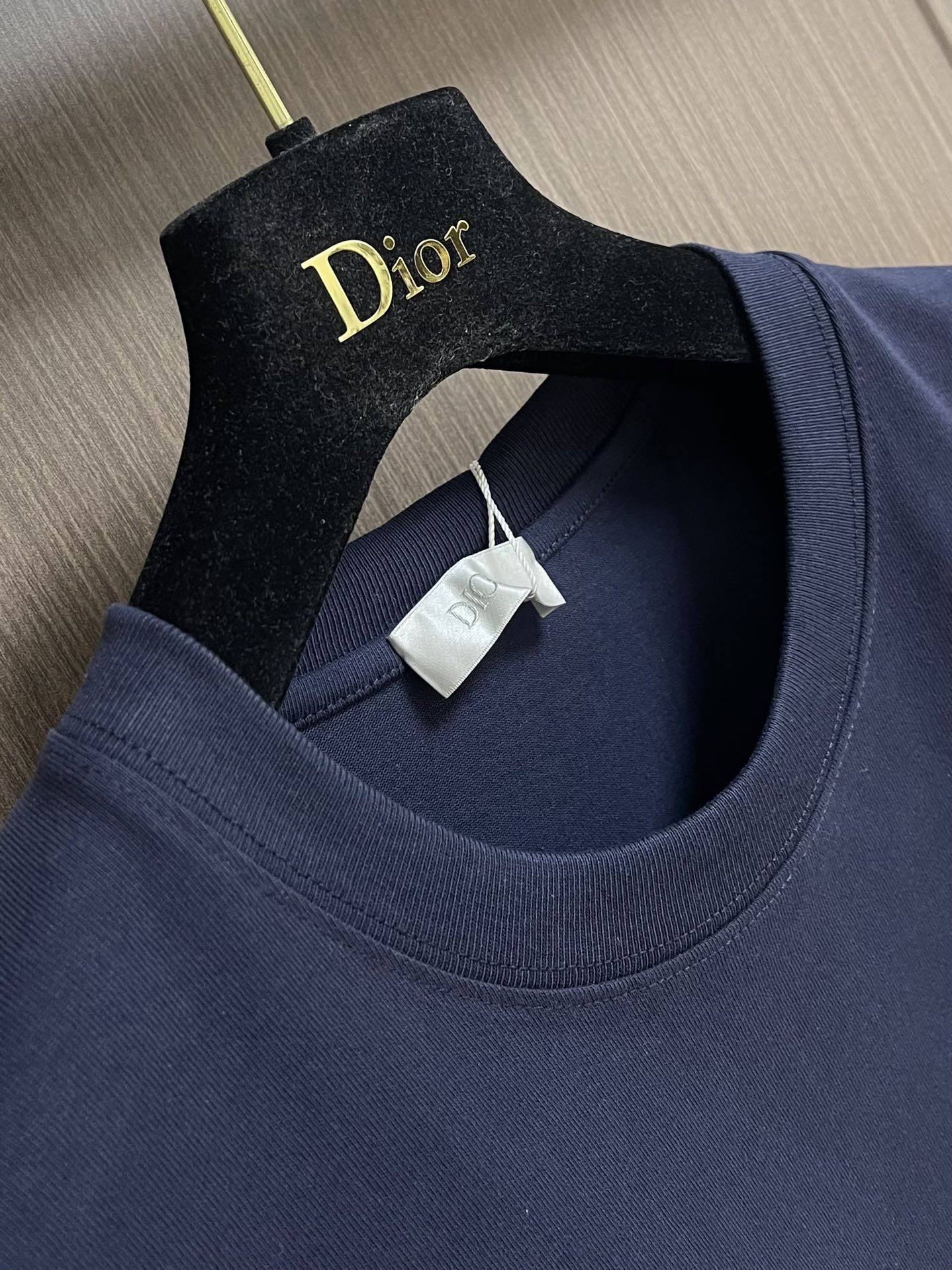
Dior 经典款 280克高密度短袖T恤 logo标识精密刺绣，男女同款 采用进口定制定染面料上身舒适