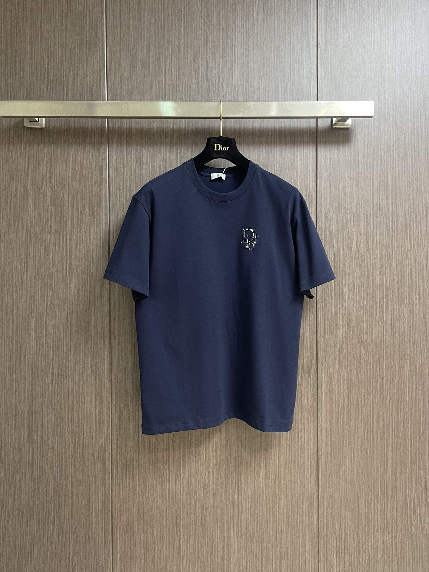 
Dior 经典款 280克高密度短袖T恤 logo标识精密刺绣，男女同款 采用进口定制定染面料上身舒适