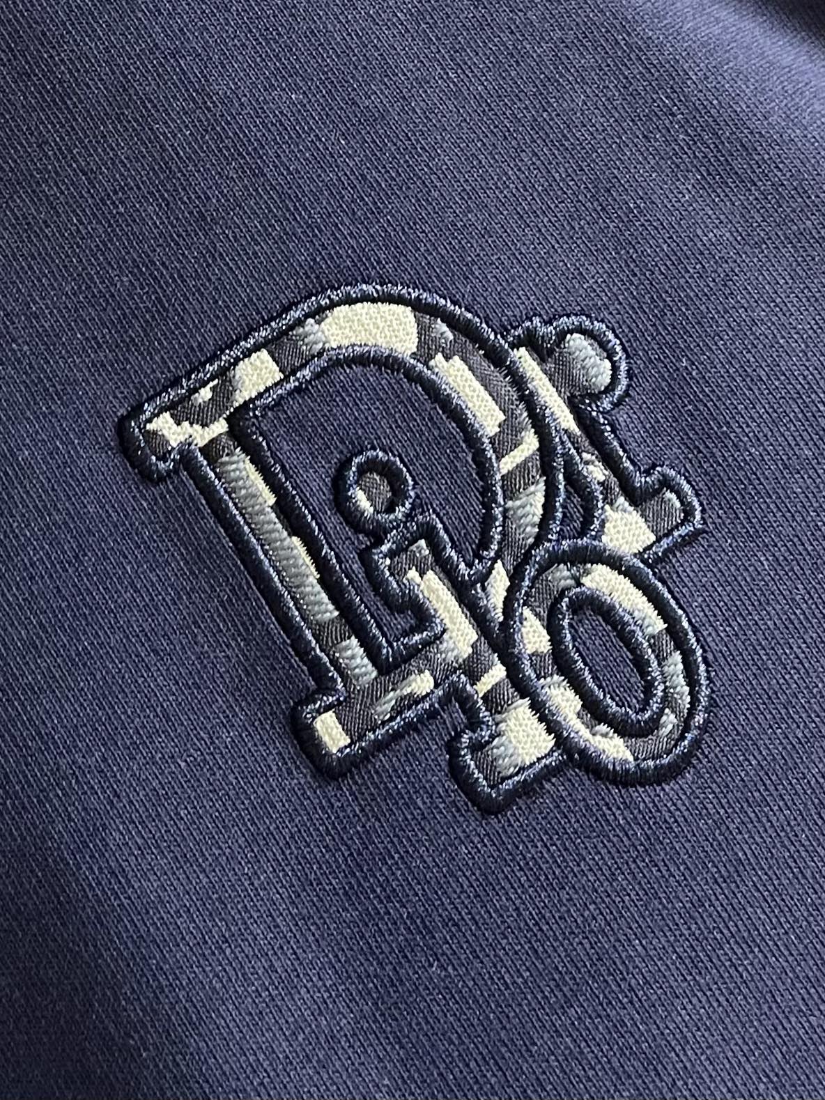 
Dior 经典款 280克高密度短袖T恤 logo标识精密刺绣，男女同款 采用进口定制定染面料上身舒适
