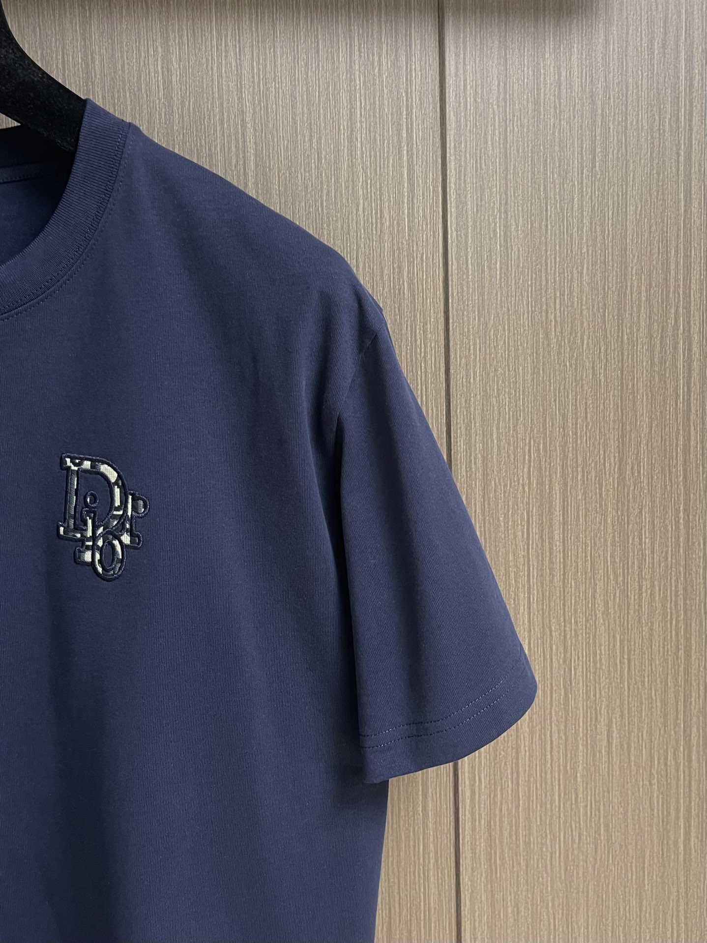 
Dior 经典款 280克高密度短袖T恤 logo标识精密刺绣，男女同款 采用进口定制定染面料上身舒适