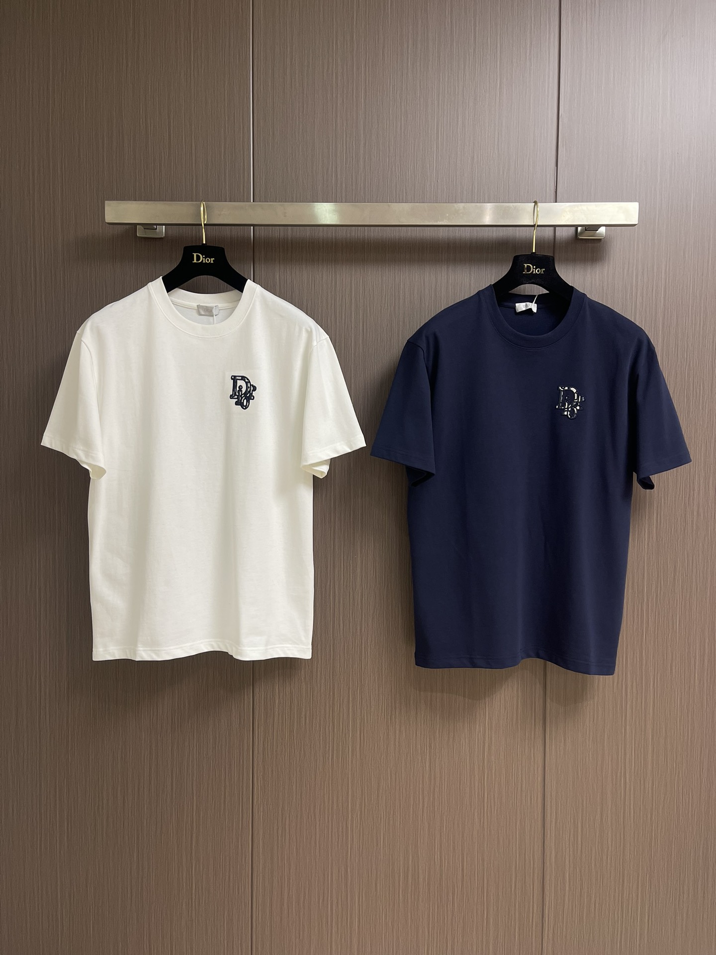 
Dior 经典款 280克高密度短袖T恤 logo标识精密刺绣，男女同款 采用进口定制定染面料上身舒适