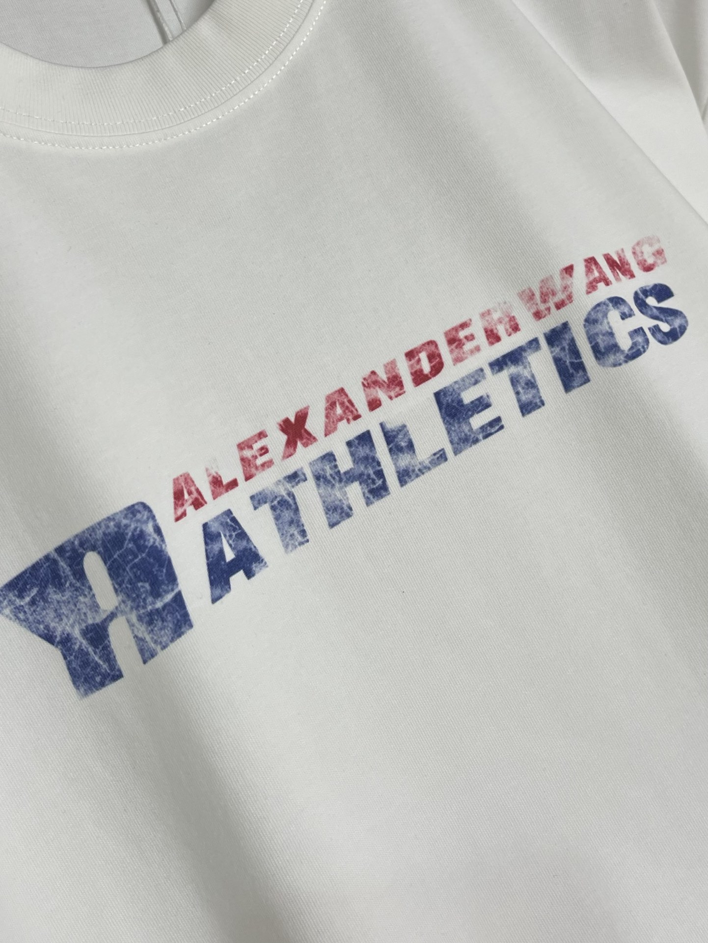
Alexander wang 2025ss春夏新款印花字母logo圆领T恤，善于塑造年轻人的心，自由简