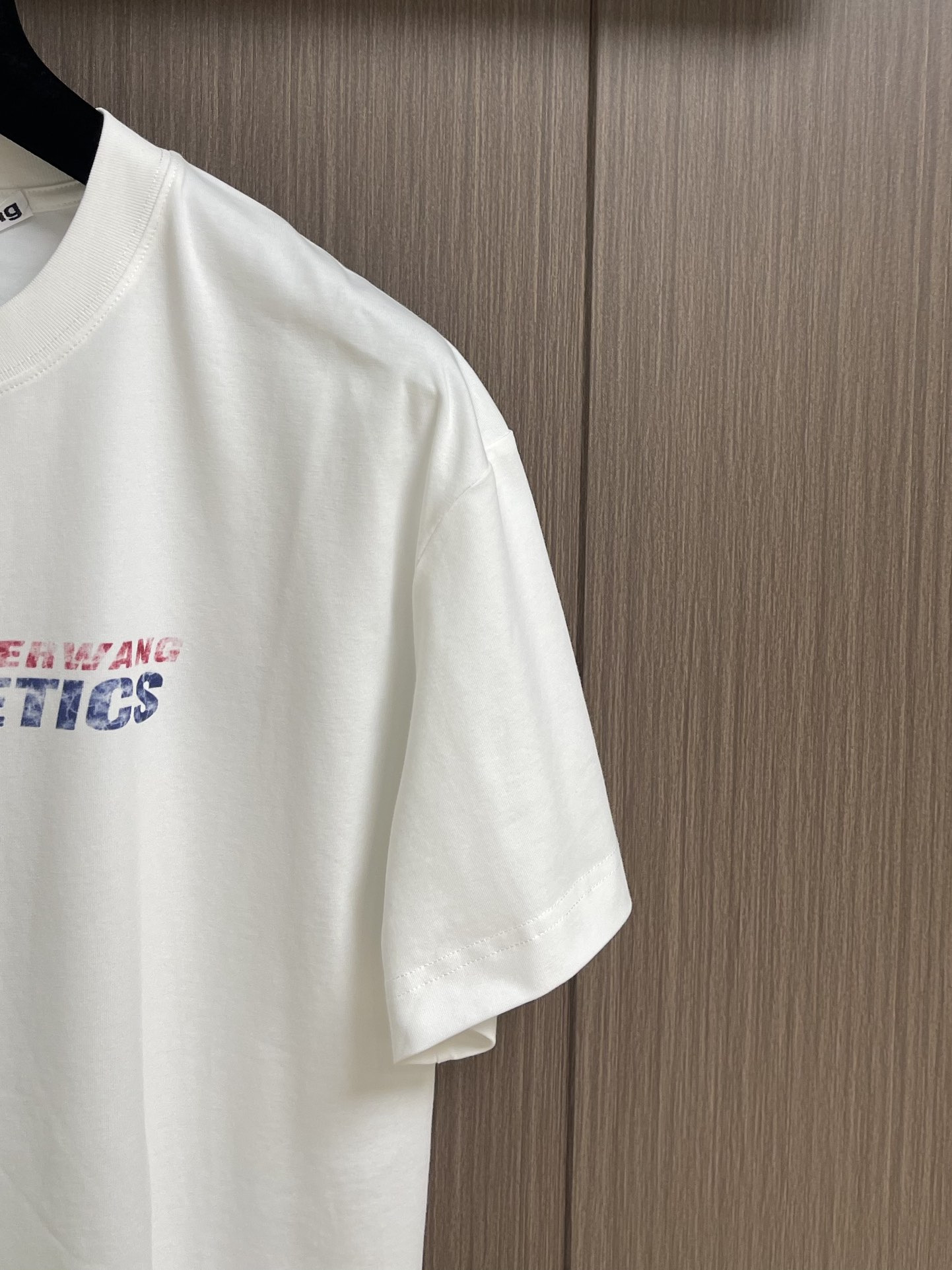 
Alexander wang 2025ss春夏新款印花字母logo圆领T恤，善于塑造年轻人的心，自由简