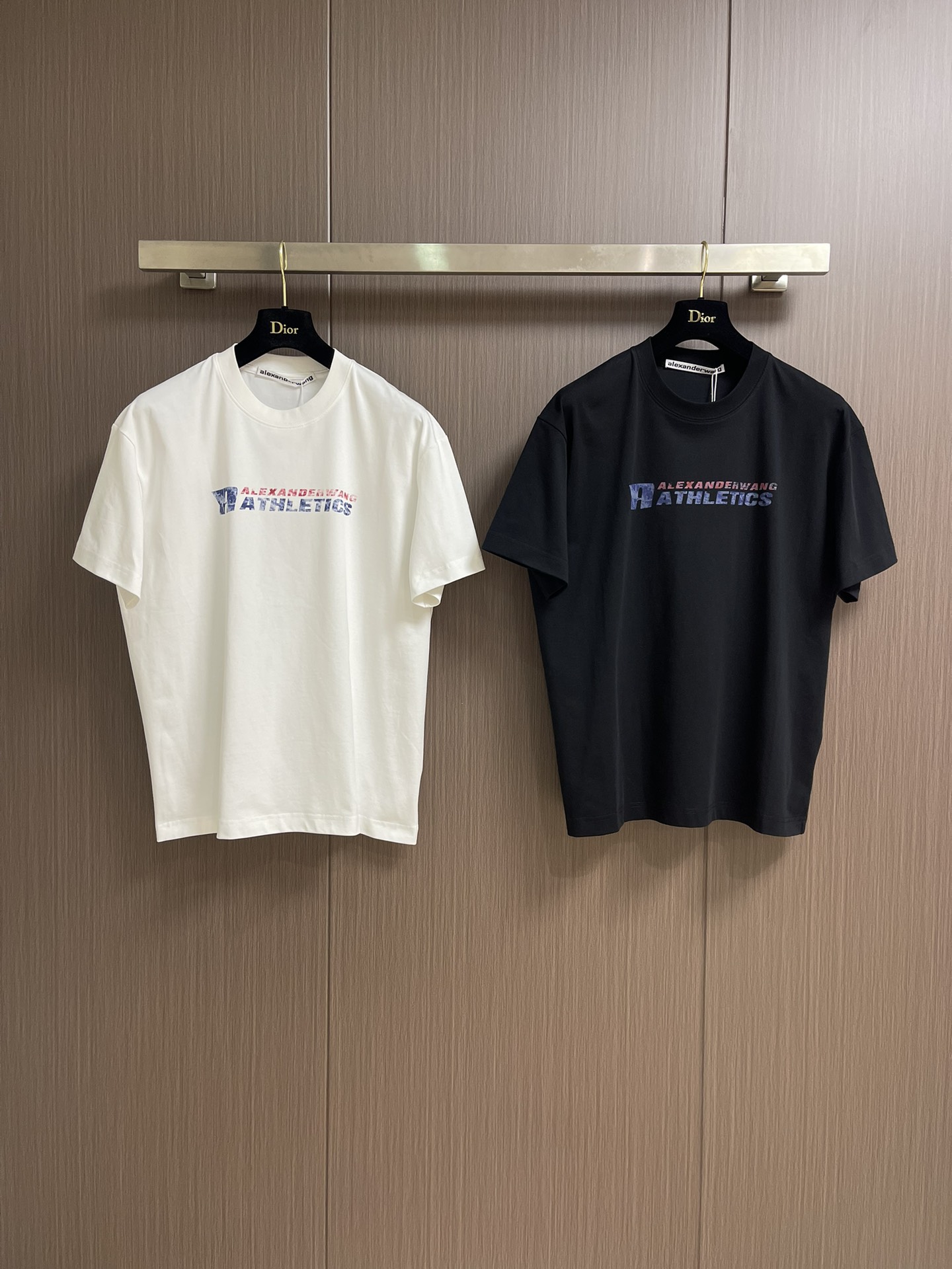 
Alexander wang 2025ss春夏新款印花字母logo圆领T恤，善于塑造年轻人的心，自由简
