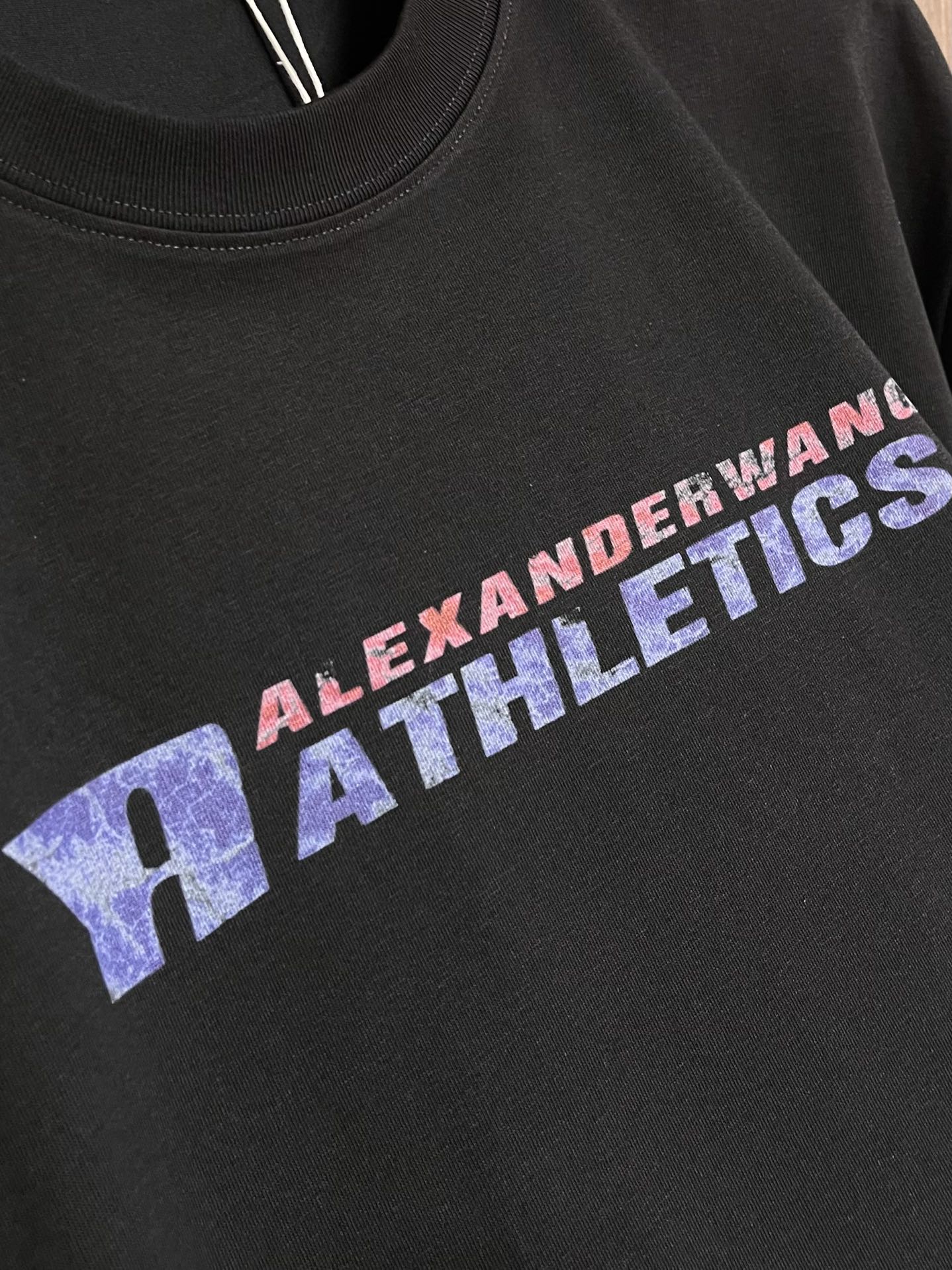 
Alexander wang 2025ss春夏新款印花字母logo圆领T恤，善于塑造年轻人的心，自由简