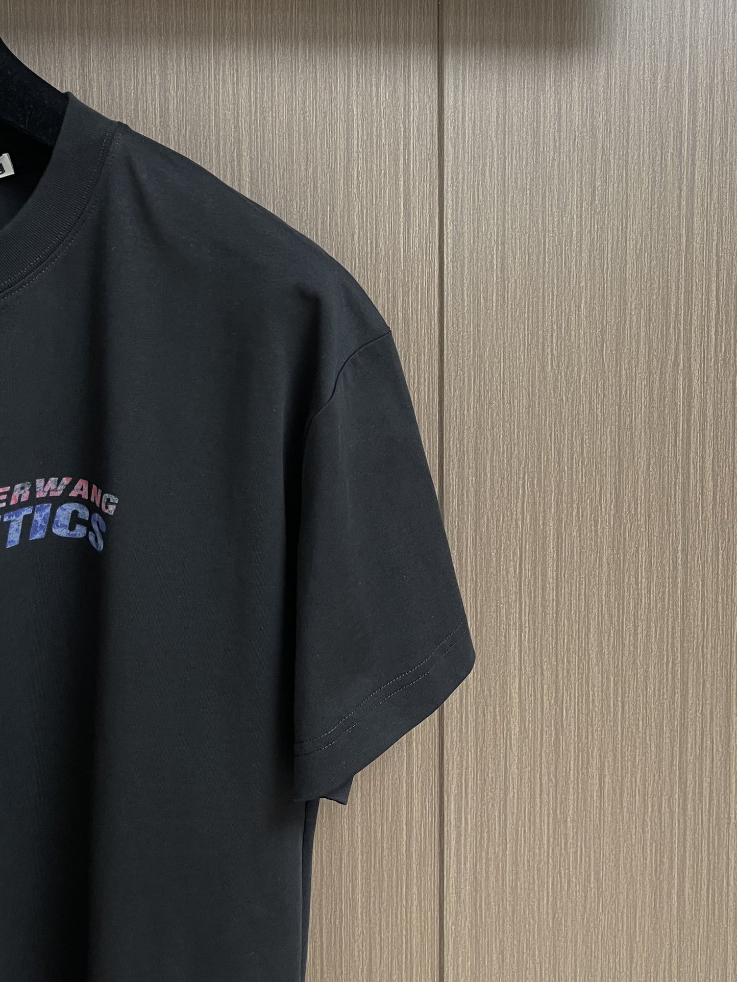 
Alexander wang 2025ss春夏新款印花字母logo圆领T恤，善于塑造年轻人的心，自由简