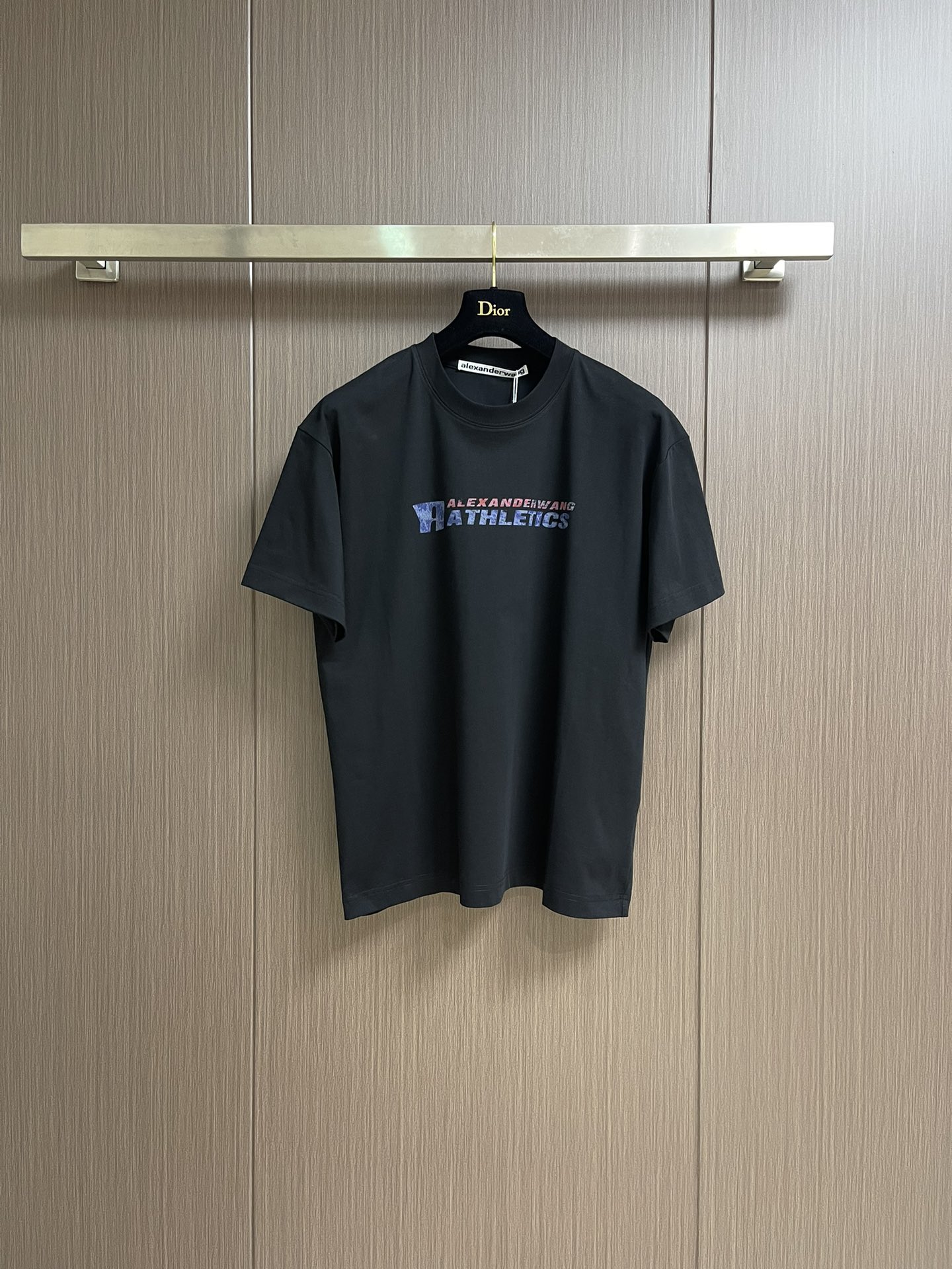 
Alexander wang 2025ss春夏新款印花字母logo圆领T恤，善于塑造年轻人的心，自由简