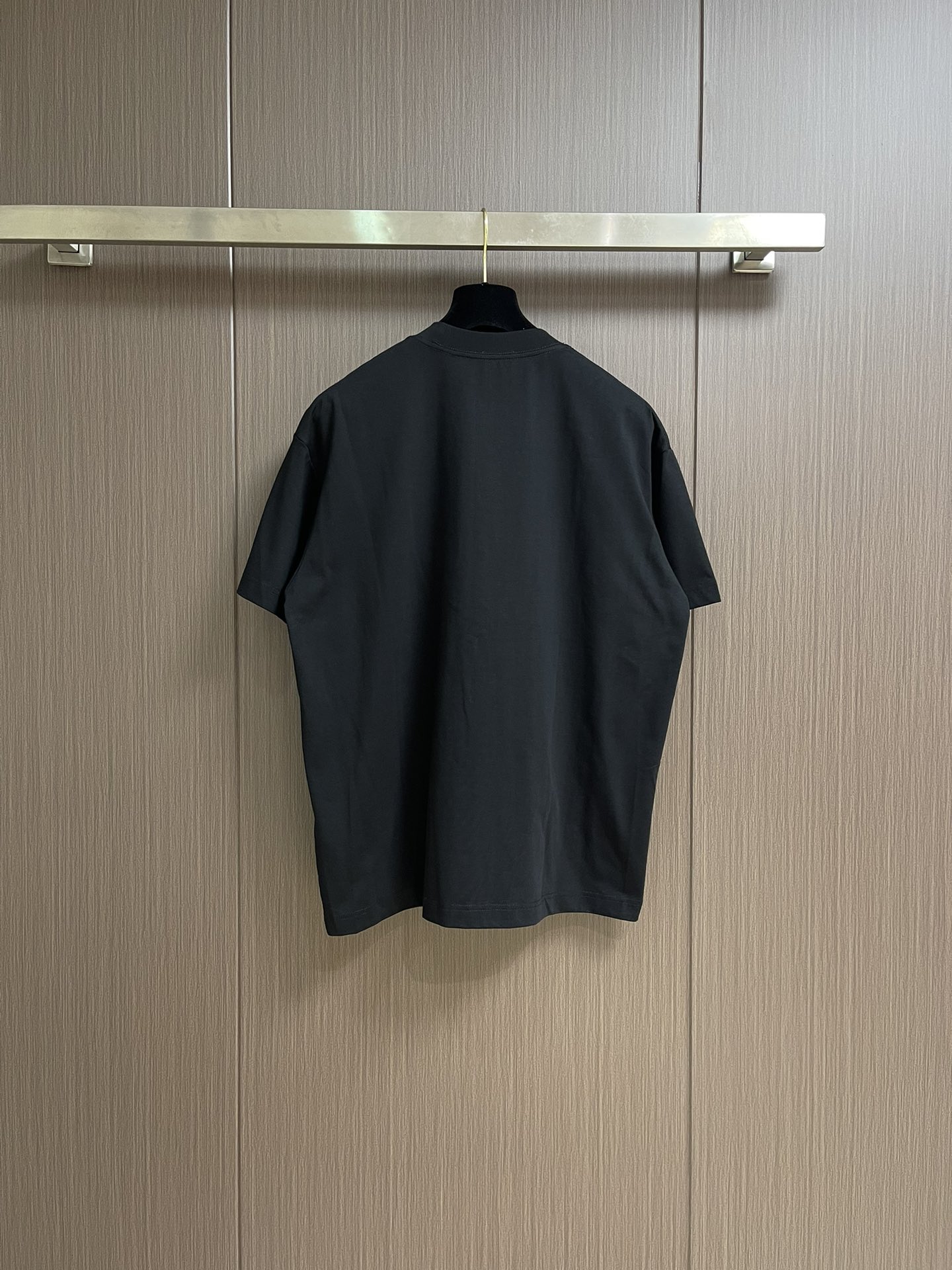 
Celine 经典款logo标识短袖T恤，面料采用170克50支双股 手感柔软 舒适亲肤 简单到极致就