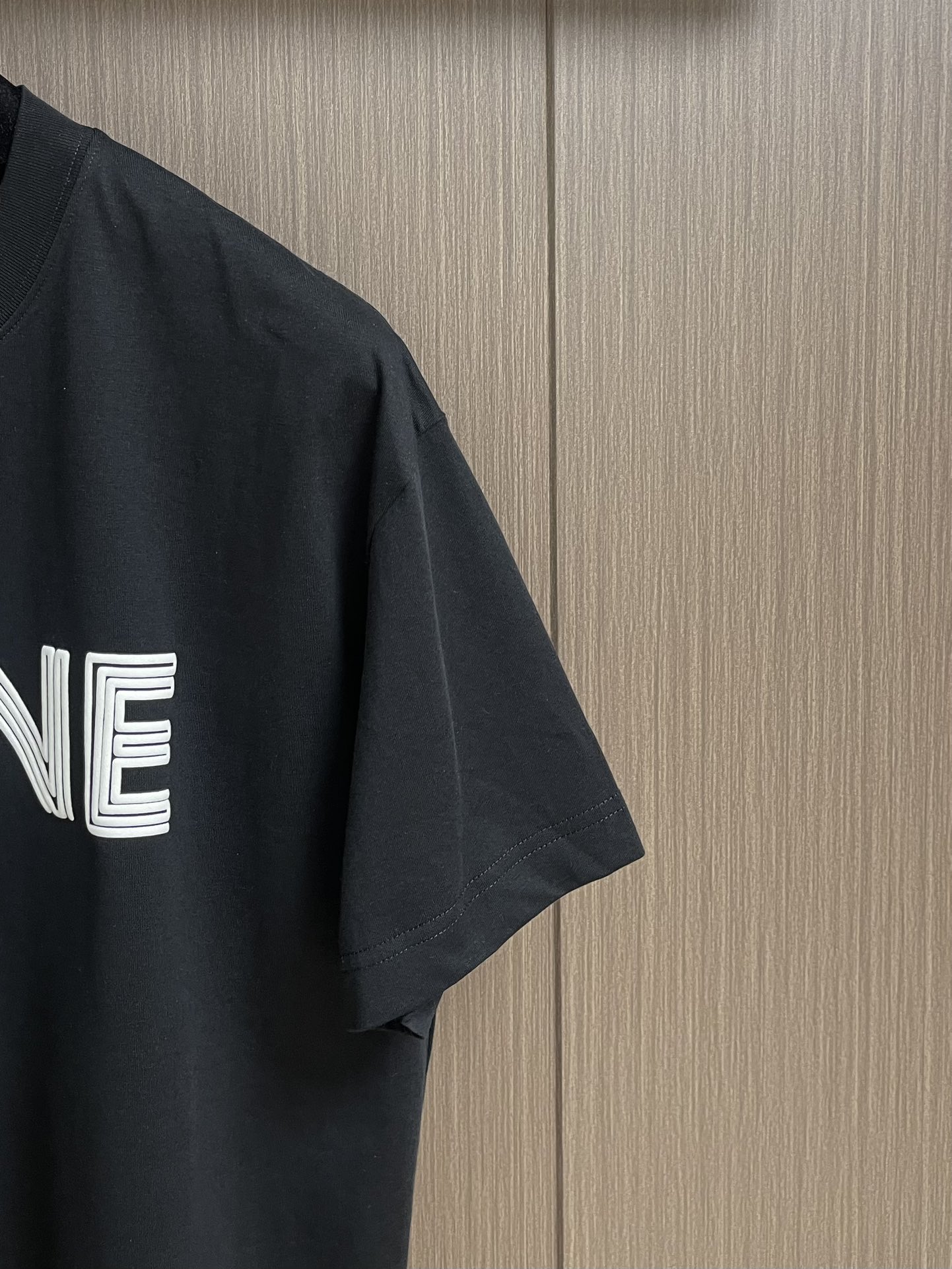 
Celine 经典款logo标识短袖T恤，面料采用170克50支双股 手感柔软 舒适亲肤 简单到极致就