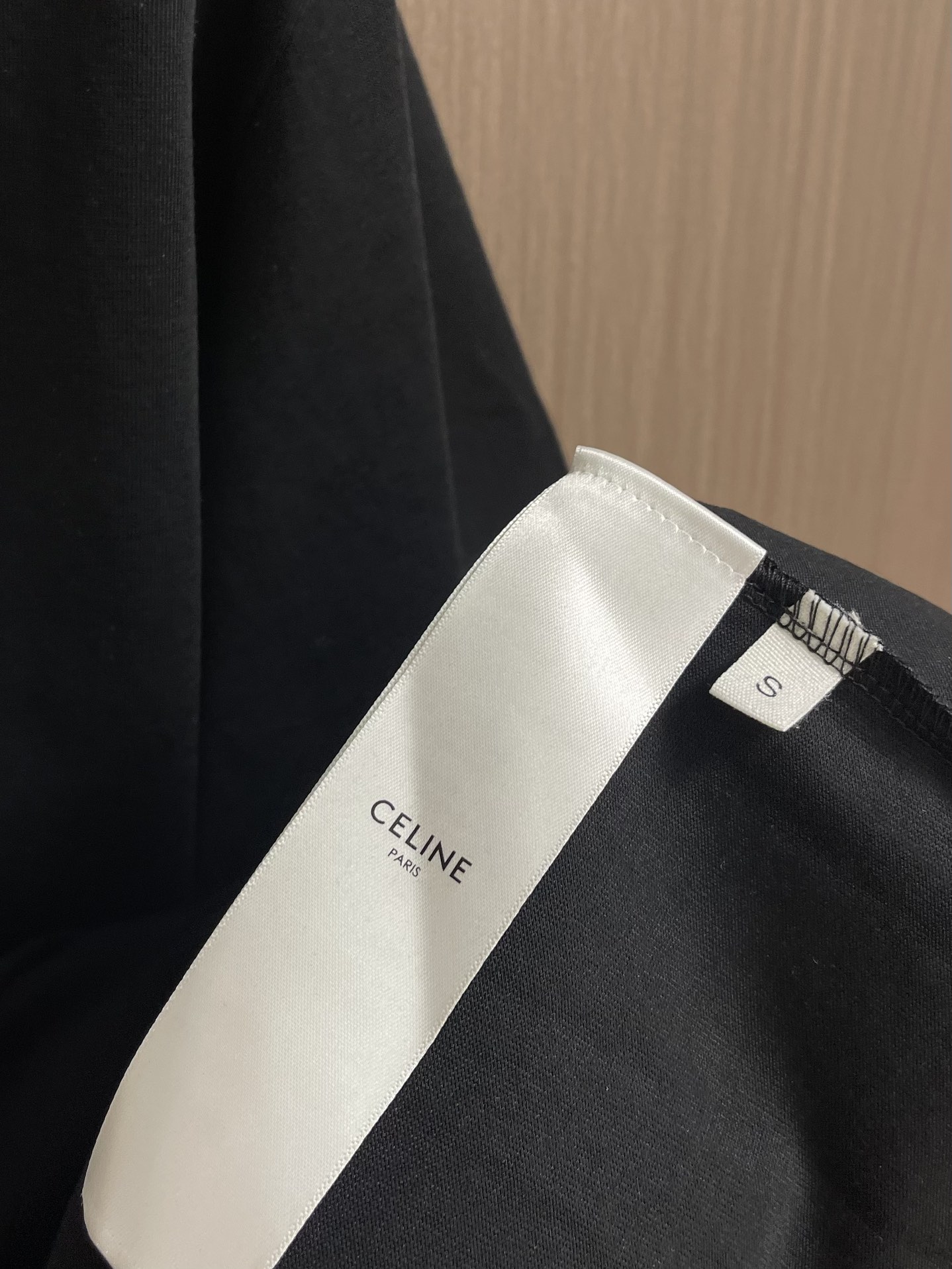 
Celine 经典款logo标识短袖T恤，面料采用170克50支双股 手感柔软 舒适亲肤 简单到极致就