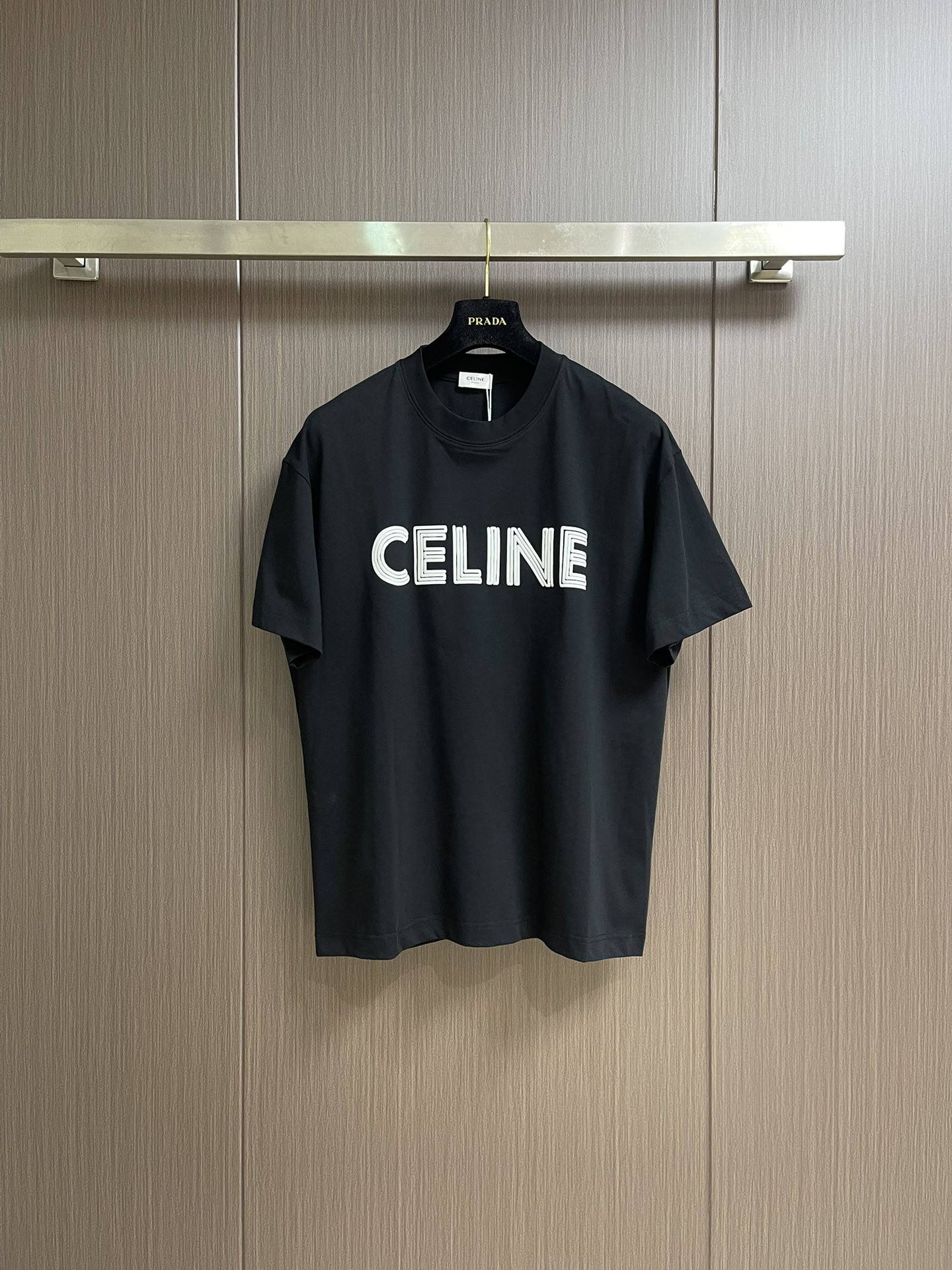 
Celine 经典款logo标识短袖T恤，面料采用170克50支双股 手感柔软 舒适亲肤 简单到极致就