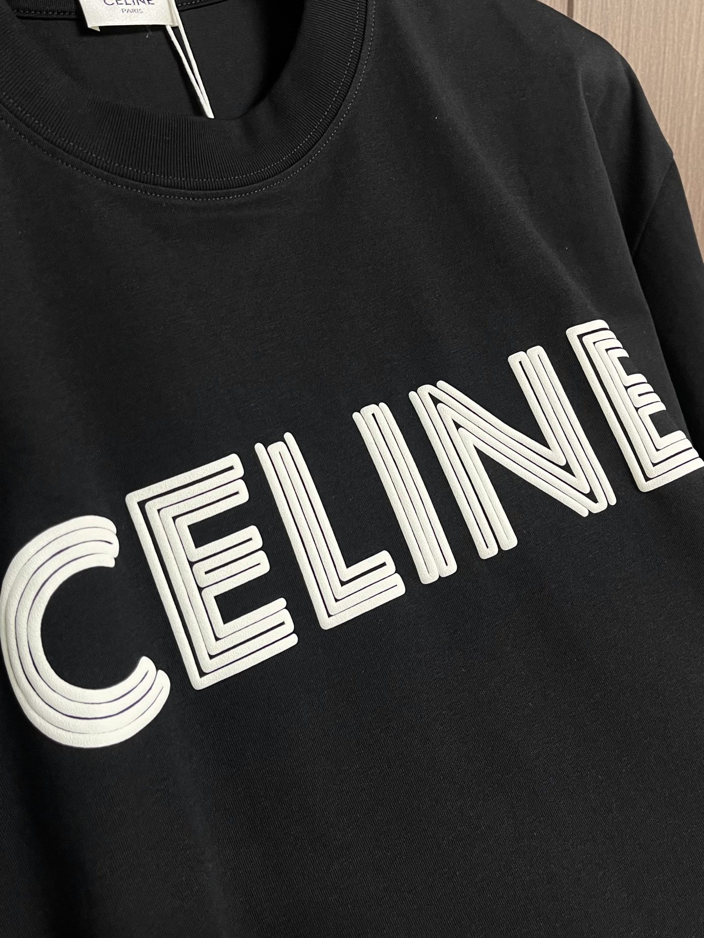 
Celine 经典款logo标识短袖T恤，面料采用170克50支双股 手感柔软 舒适亲肤 简单到极致就