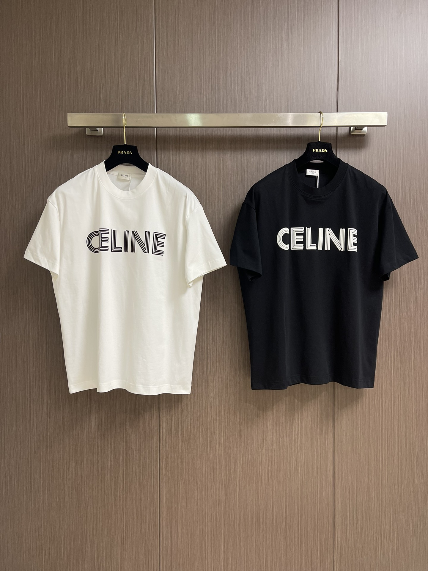 
Celine 经典款logo标识短袖T恤，面料采用170克50支双股 手感柔软 舒适亲肤 简单到极致就