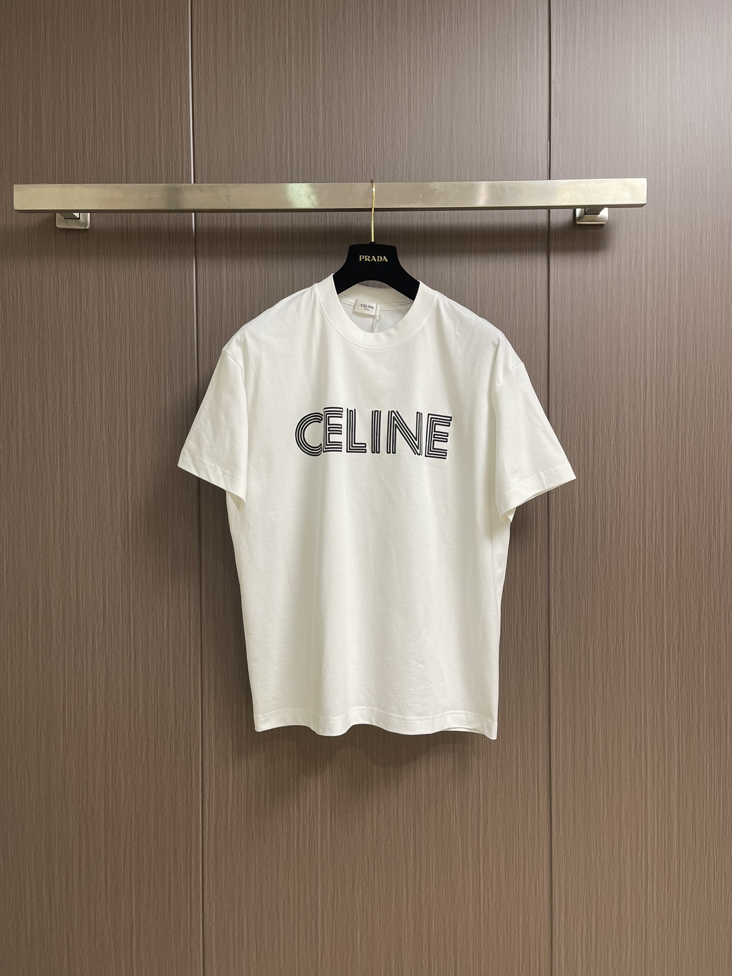 
Celine 经典款logo标识短袖T恤，面料采用170克50支双股 手感柔软 舒适亲肤 简单到极致就